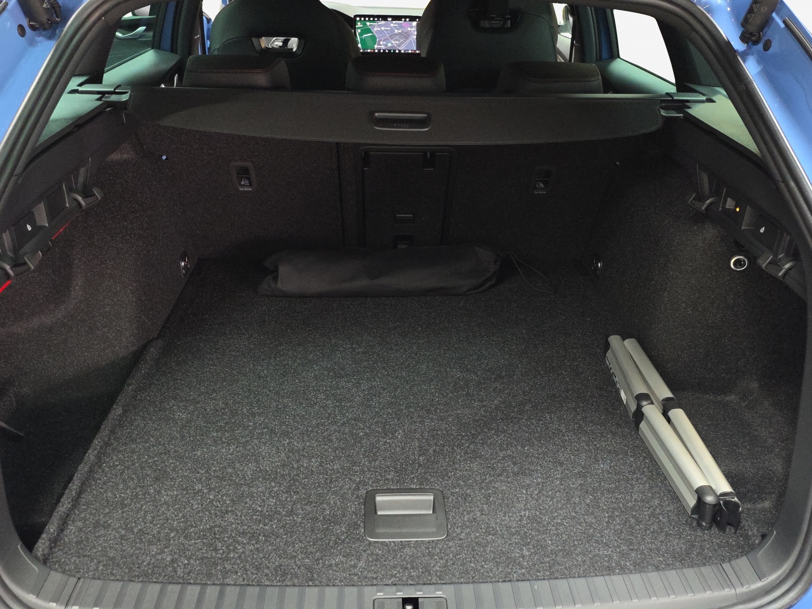 SKODA Octavia Combi 2.0 TSI DSG RS 30 Years Edition-image-12