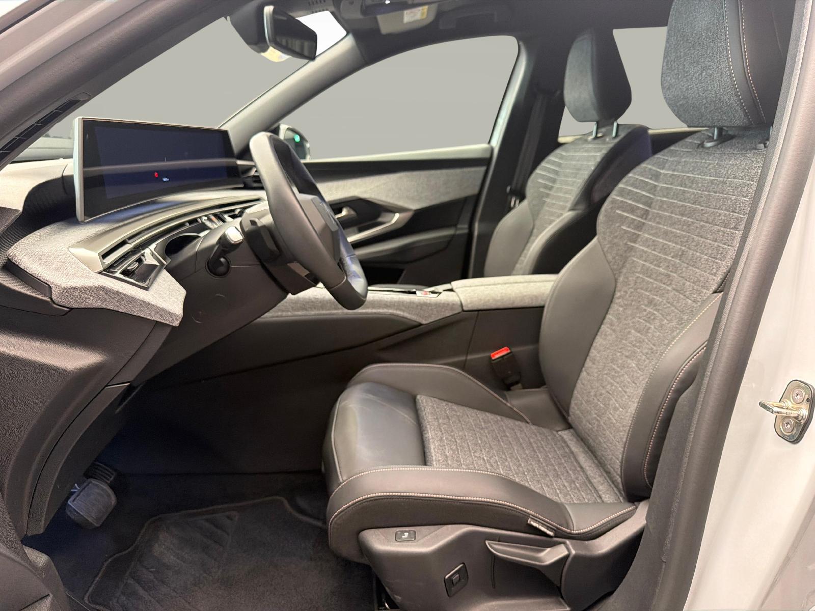PEUGEOT 5008 1.6 PHEV Allure-image-9