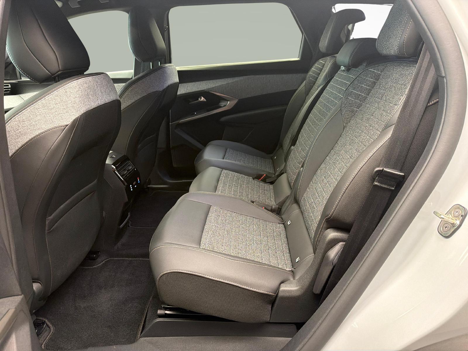 PEUGEOT 5008 1.6 PHEV Allure-image-10