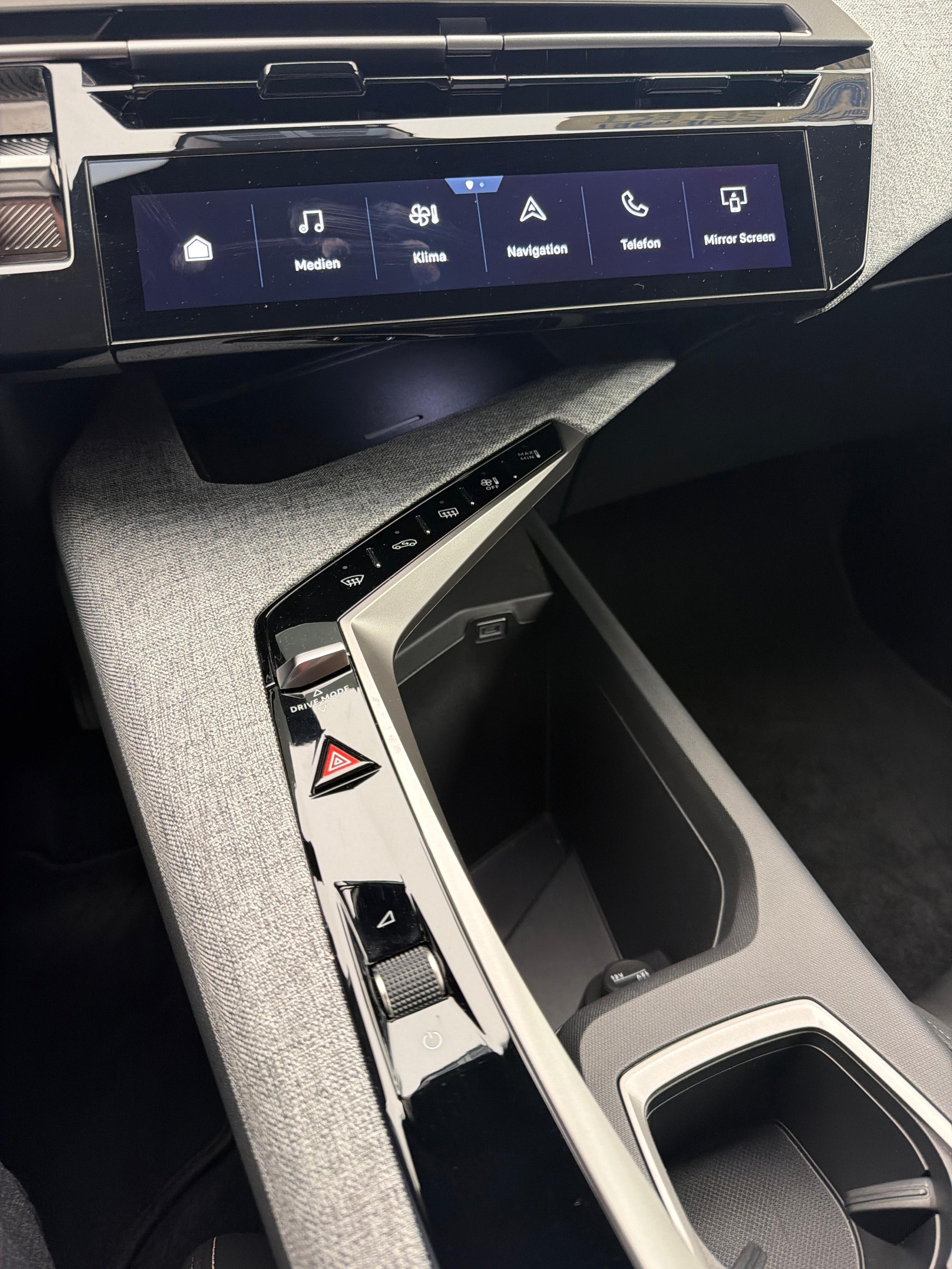 PEUGEOT 5008 1.6 PHEV Allure-image-19