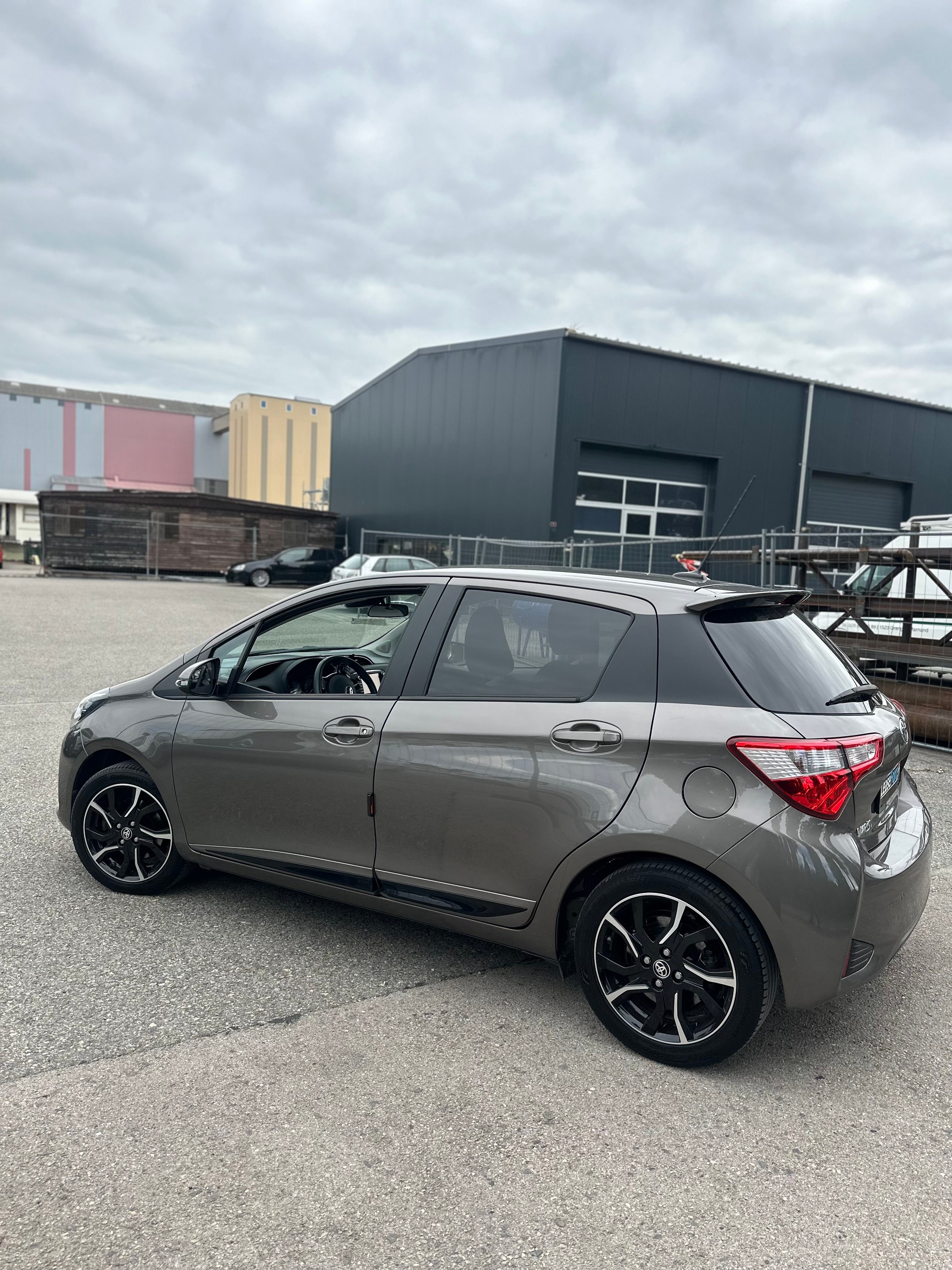 TOYOTA Yaris 1.5 VVT-i Hybrid Premium e-CVT-image-3