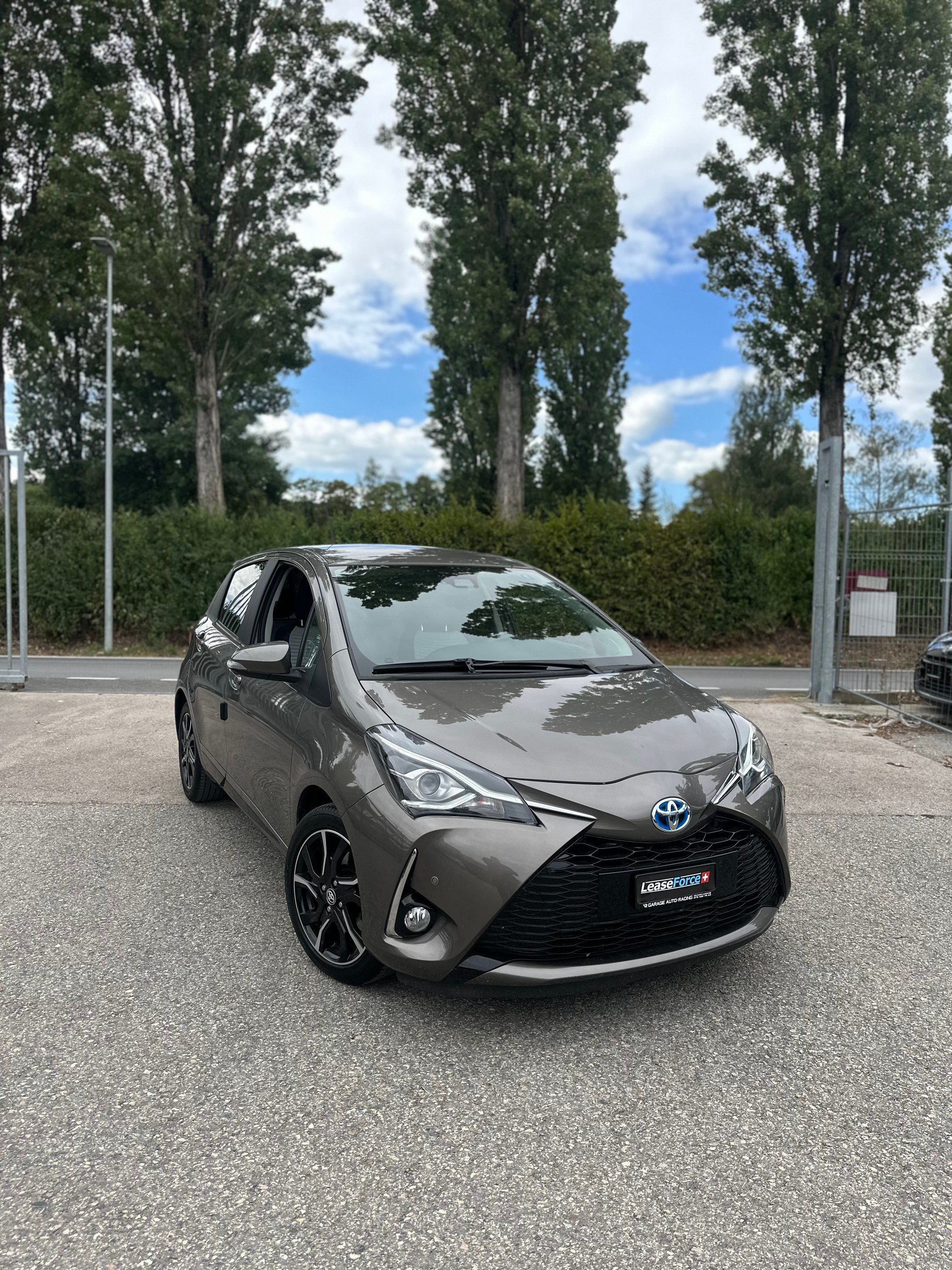 TOYOTA Yaris 1.5 VVT-i Hybrid Premium e-CVT-image-0