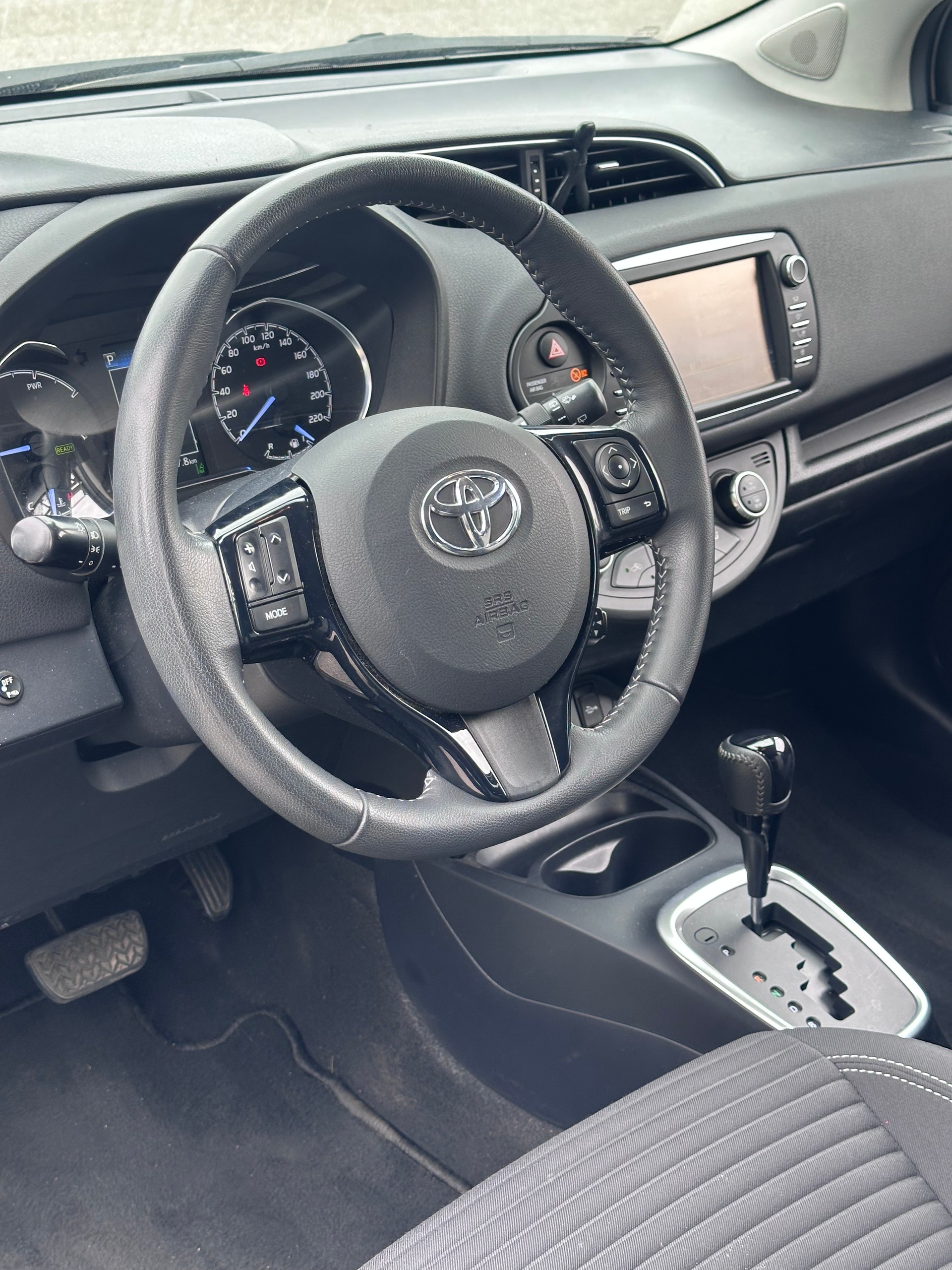 TOYOTA Yaris 1.5 VVT-i Hybrid Premium e-CVT-image-6