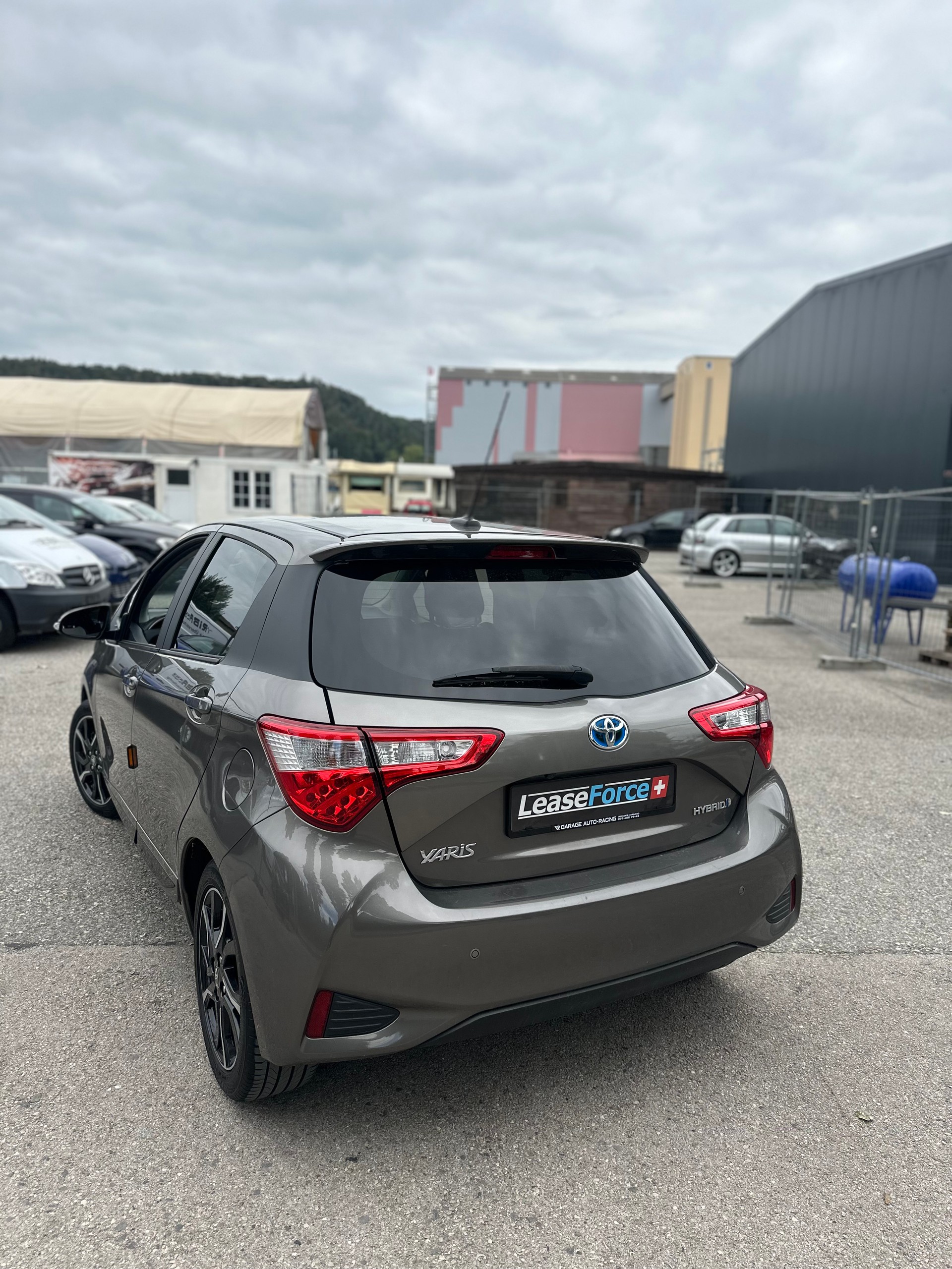 TOYOTA Yaris 1.5 VVT-i Hybrid Premium e-CVT-image-2