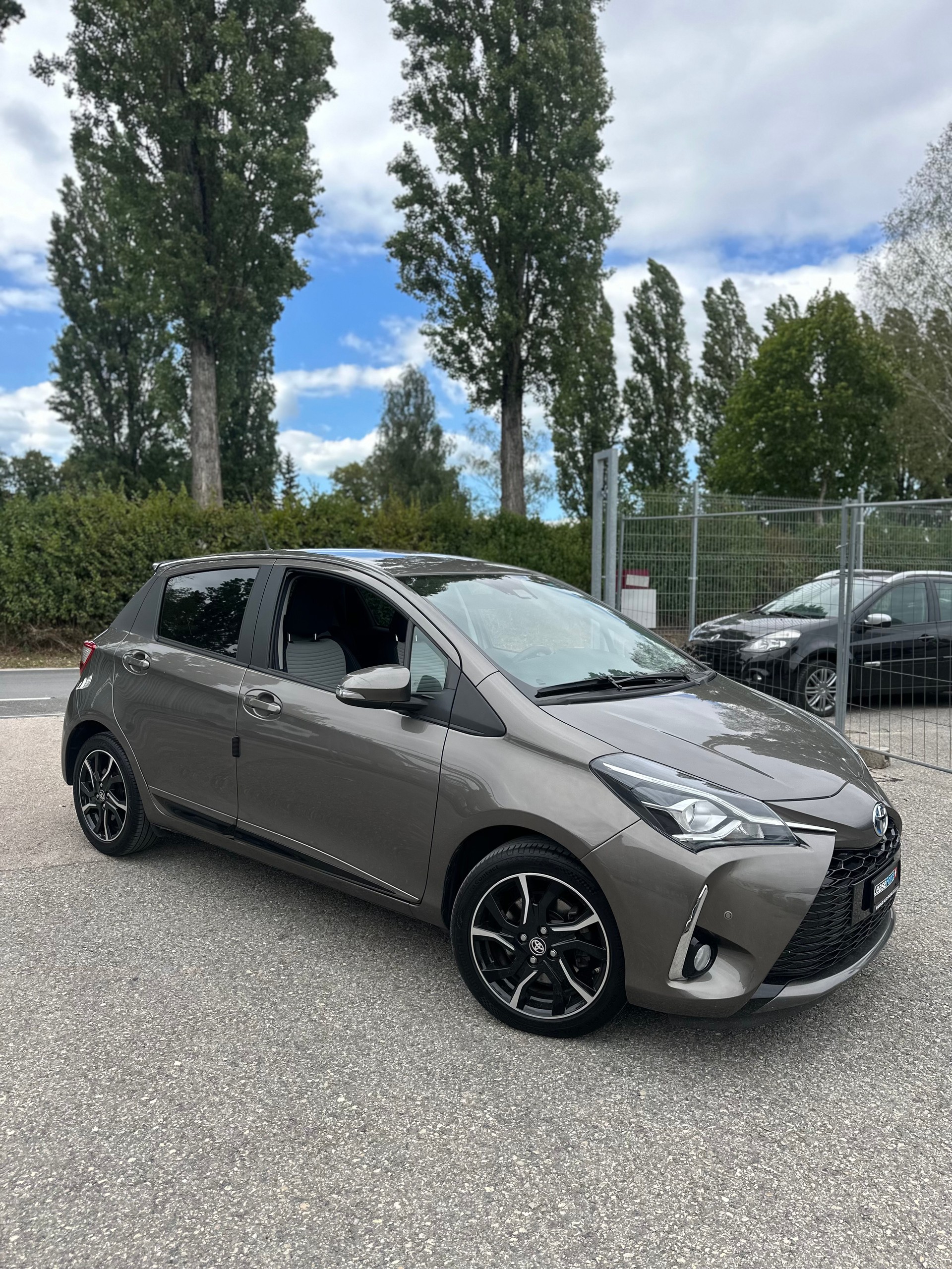 TOYOTA Yaris 1.5 VVT-i Hybrid Premium e-CVT-image-1