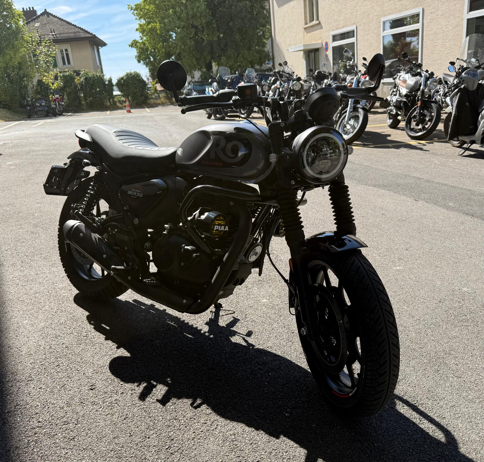 ROYAL ENFIELD Hntr 350 Dapper-showroom-element-1