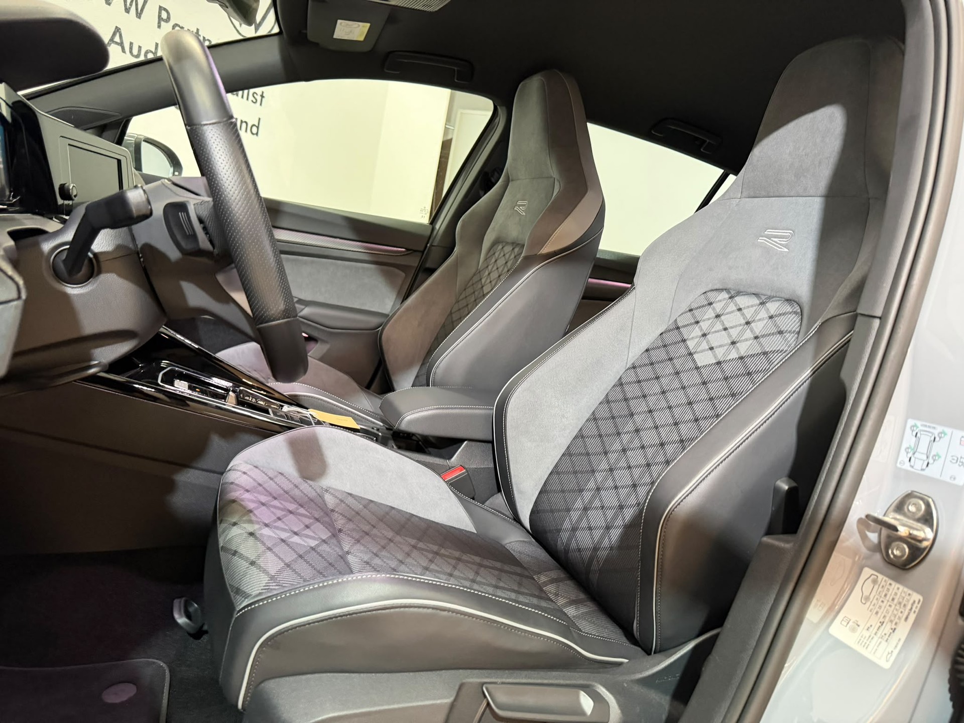 VW Golf 2.0 TSI R-Line DSG 4 Motion-image-8