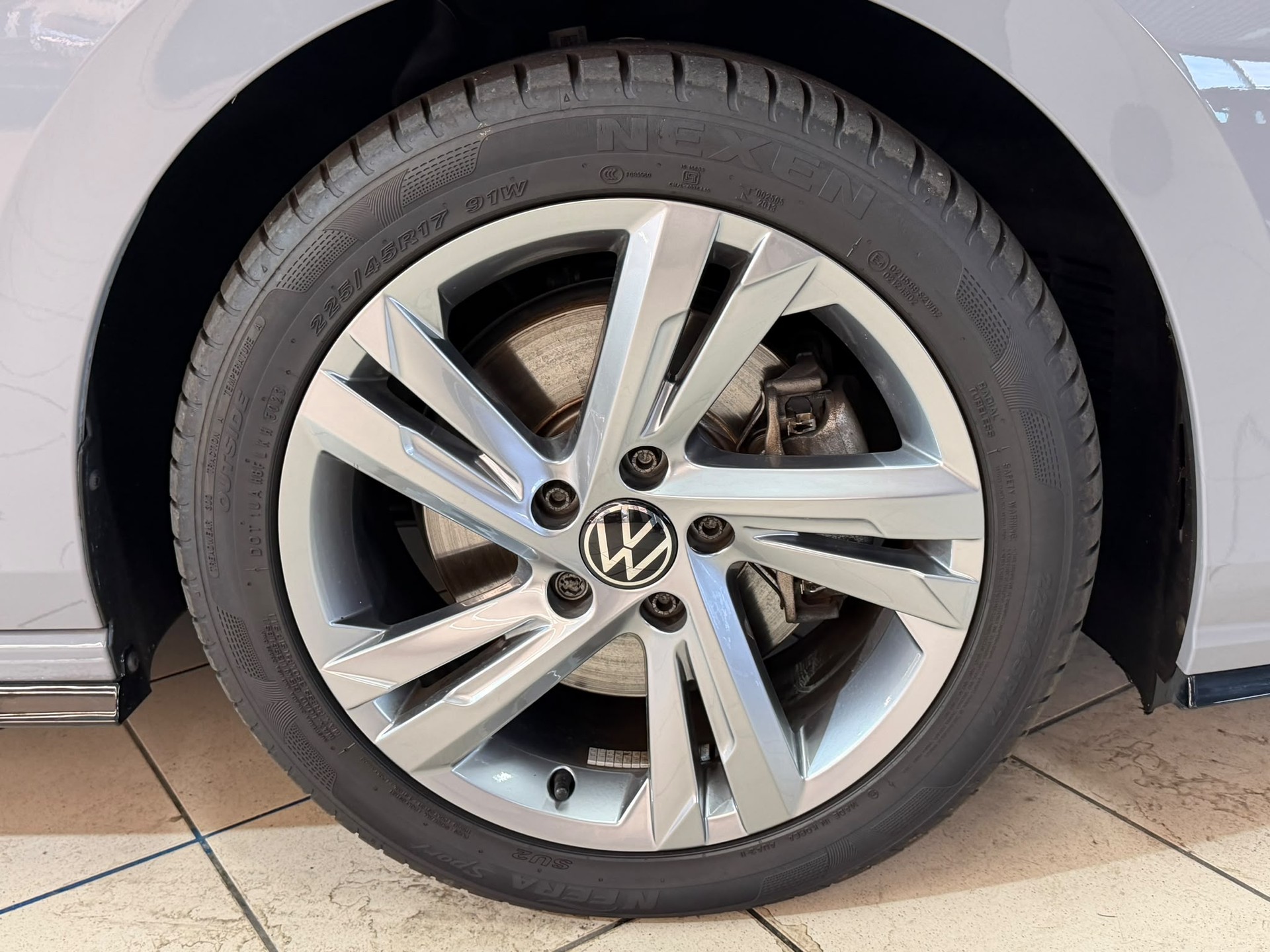 VW Golf 2.0 TSI R-Line DSG 4 Motion-image-4