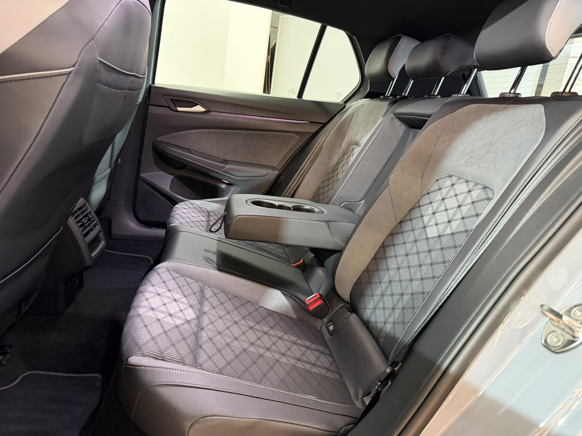 VW Golf 2.0 TSI R-Line DSG 4 Motion-image-9