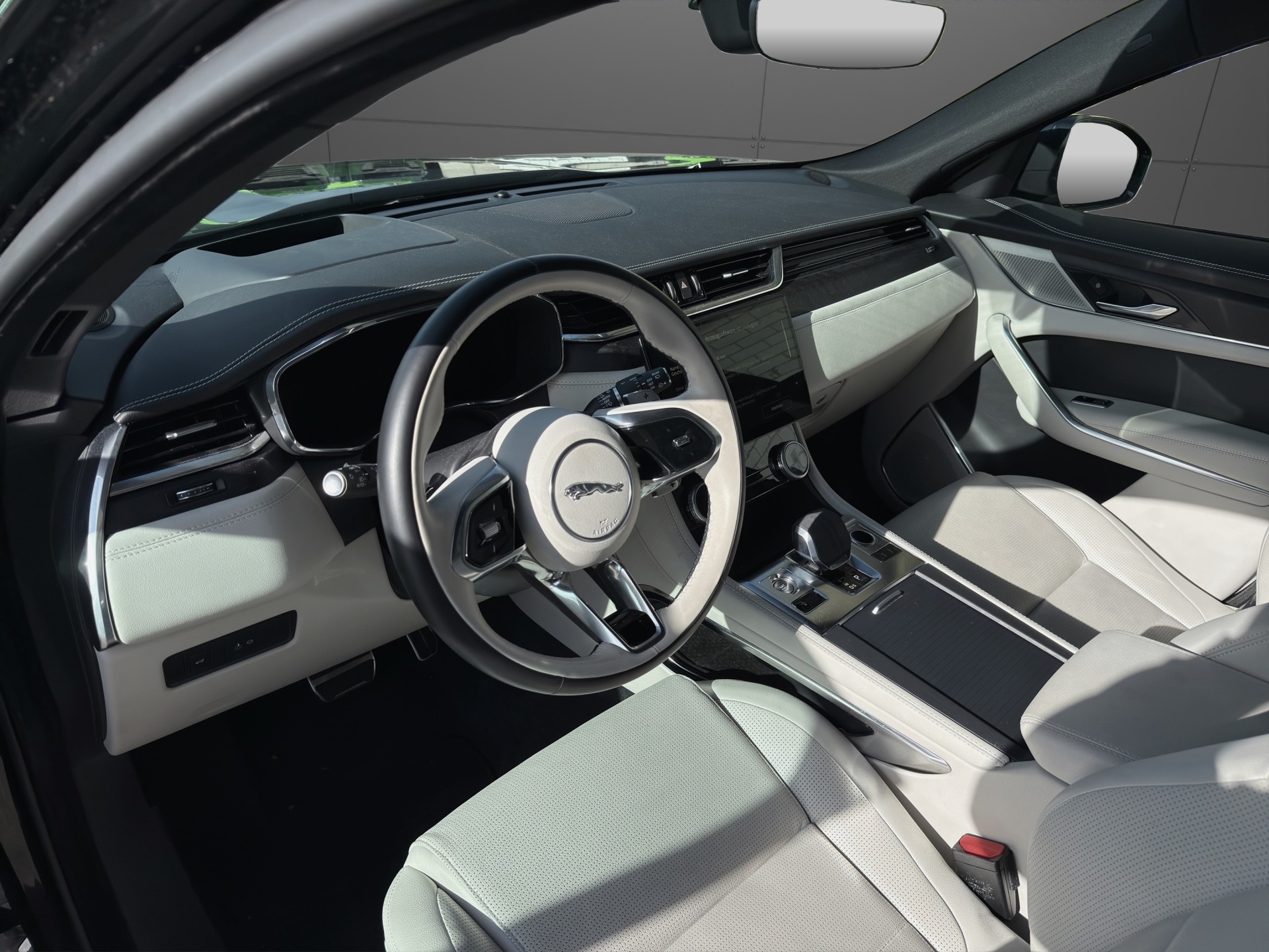 JAGUAR F-Pace 2.0 D200 R-Dynamic MHEV S AWD-image-6