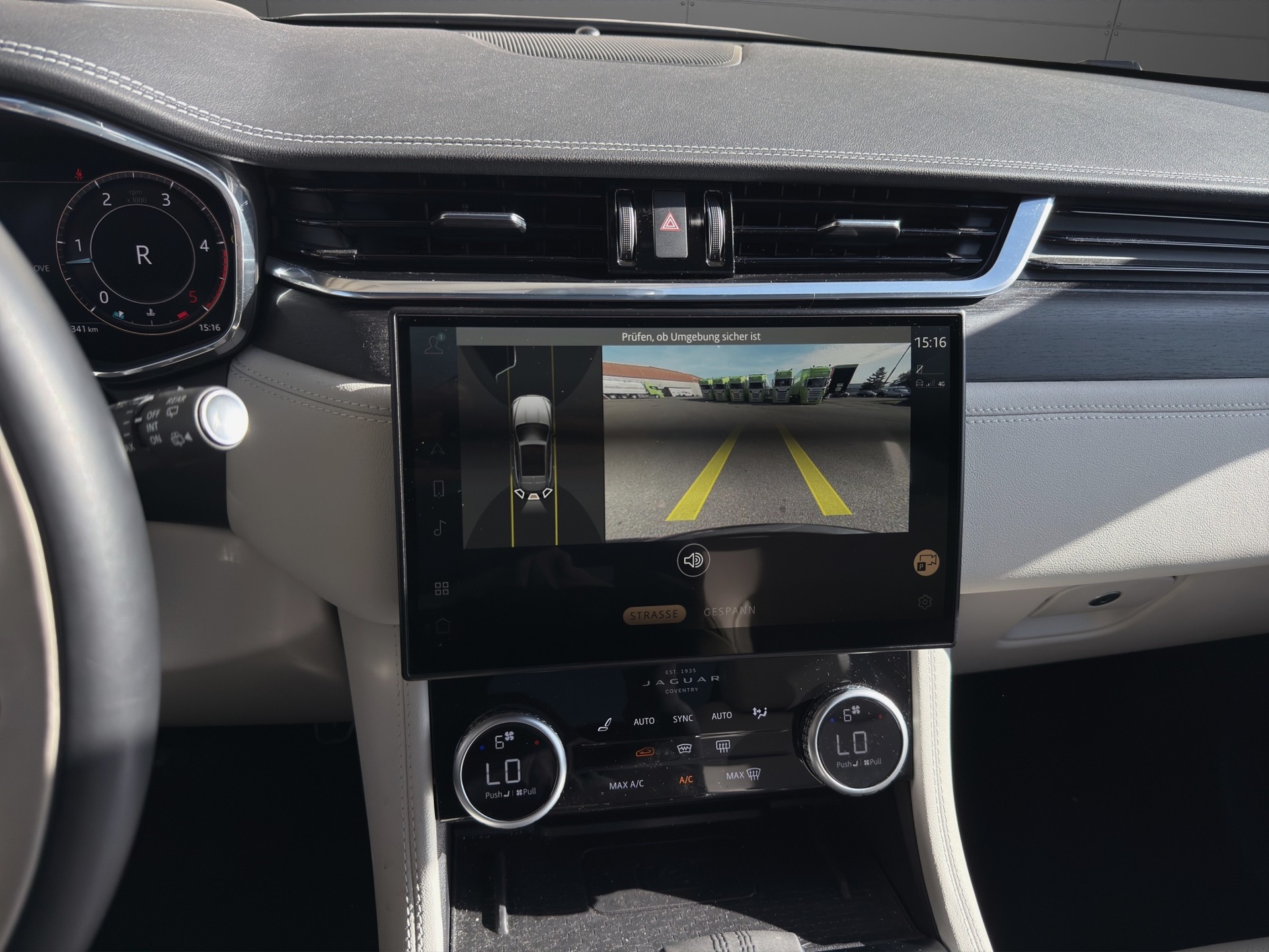 JAGUAR F-Pace 2.0 D200 R-Dynamic MHEV S AWD-image-14