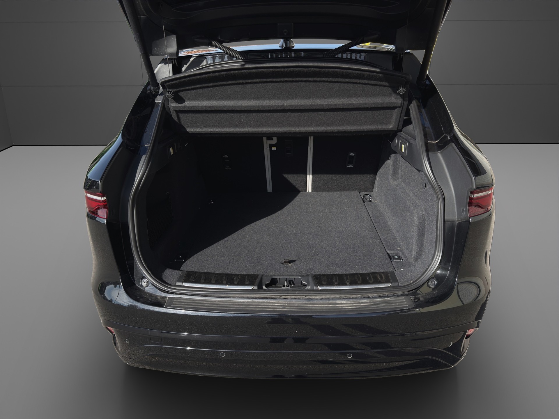 JAGUAR F-Pace 2.0 D200 R-Dynamic MHEV S AWD-image-3