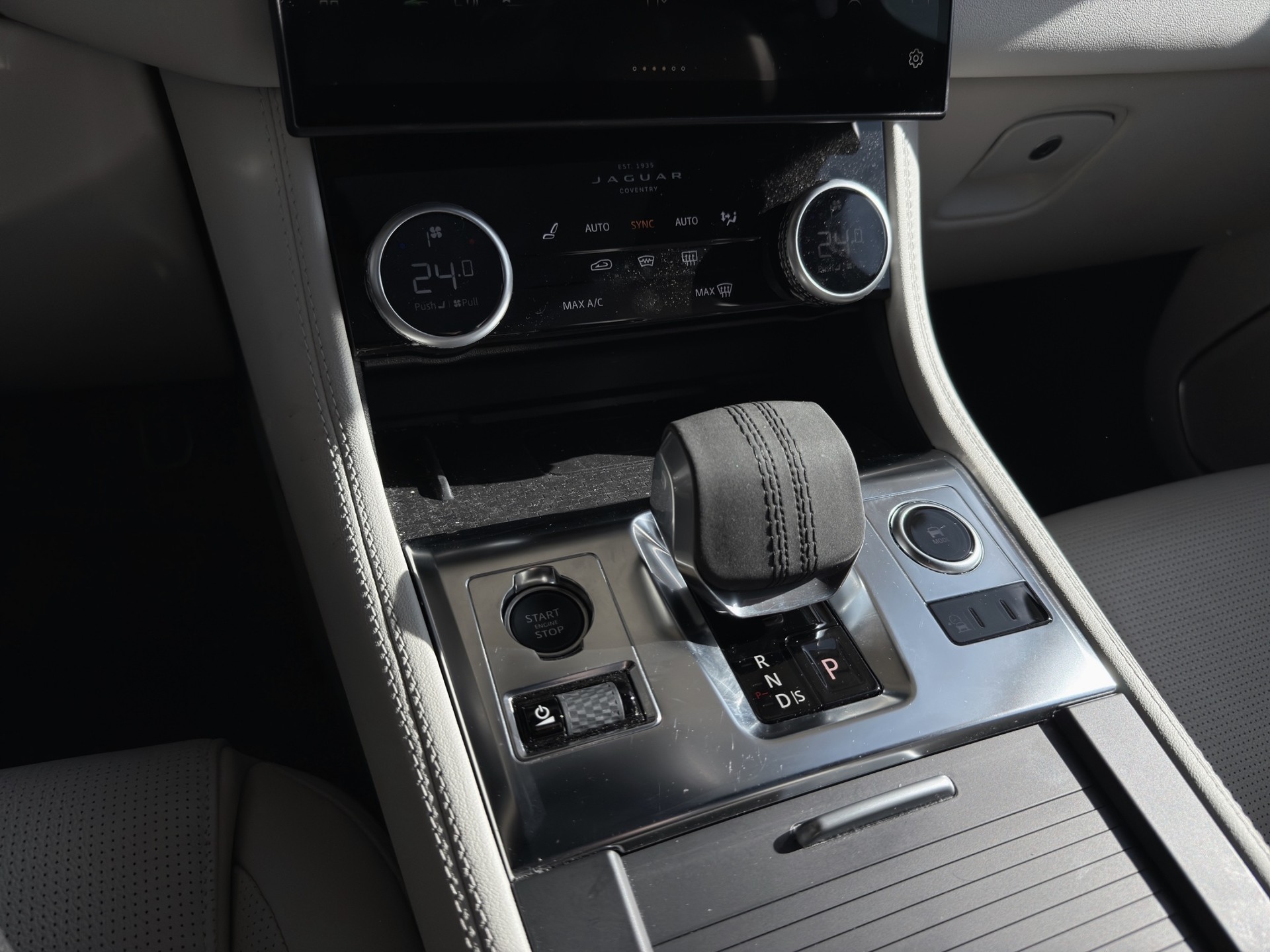 JAGUAR F-Pace 2.0 D200 R-Dynamic MHEV S AWD-image-15