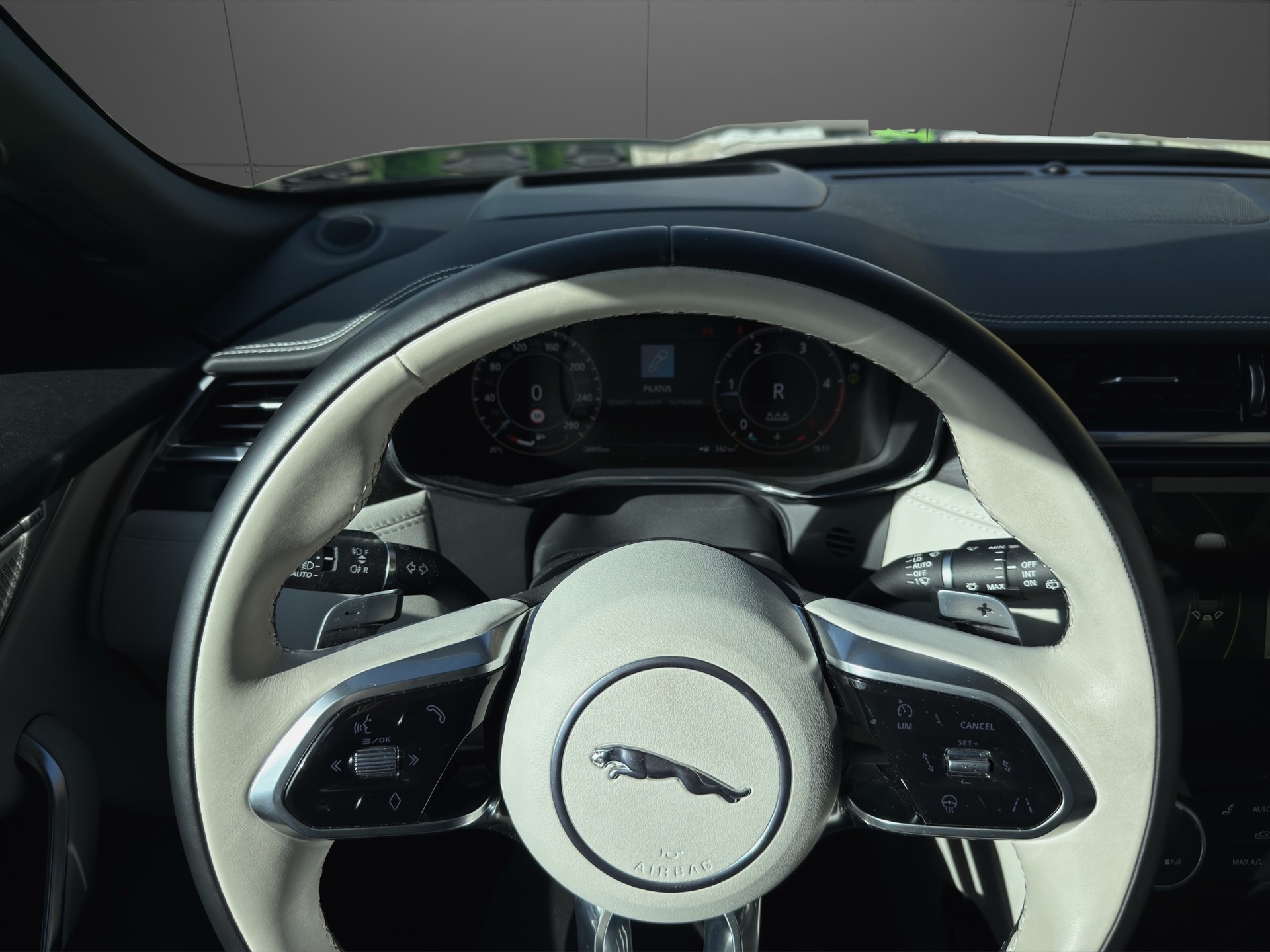 JAGUAR F-Pace 2.0 D200 R-Dynamic MHEV S AWD-image-13