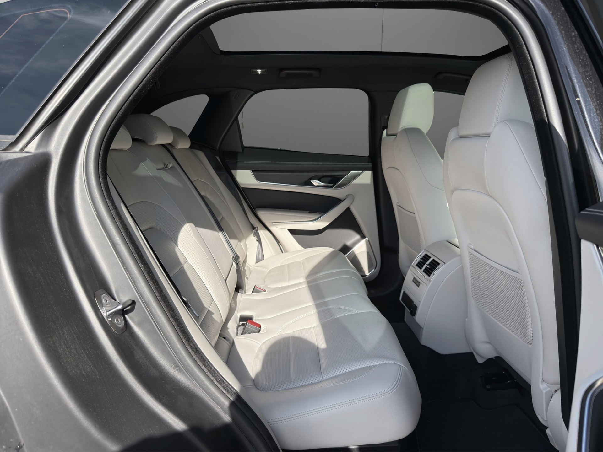JAGUAR F-Pace 2.0 D200 R-Dynamic MHEV S AWD-image-9