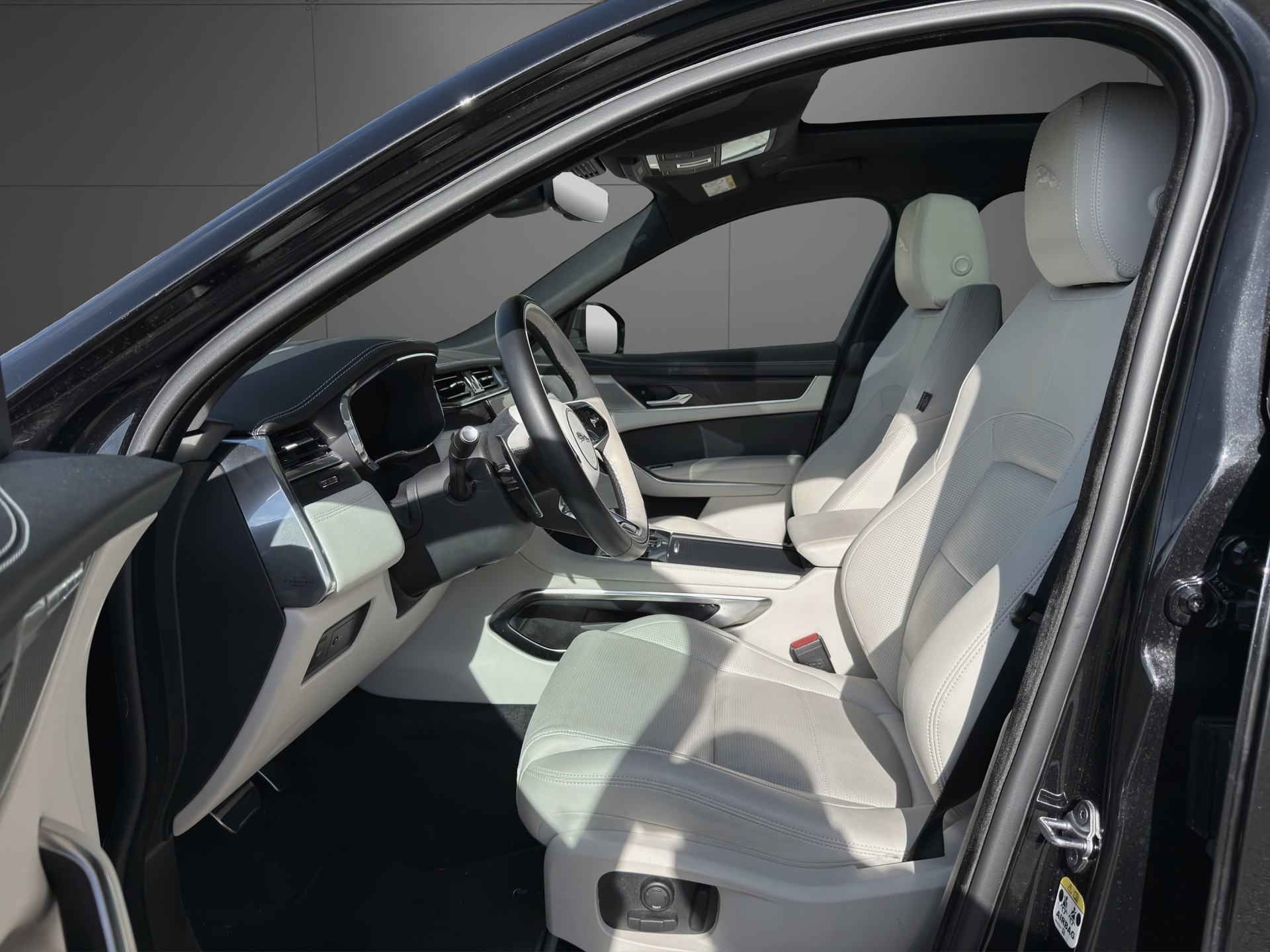 JAGUAR F-Pace 2.0 D200 R-Dynamic MHEV S AWD-image-5