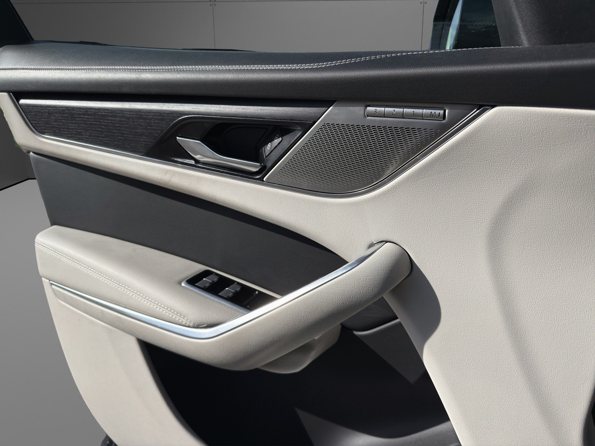 JAGUAR F-Pace 2.0 D200 R-Dynamic MHEV S AWD-image-16