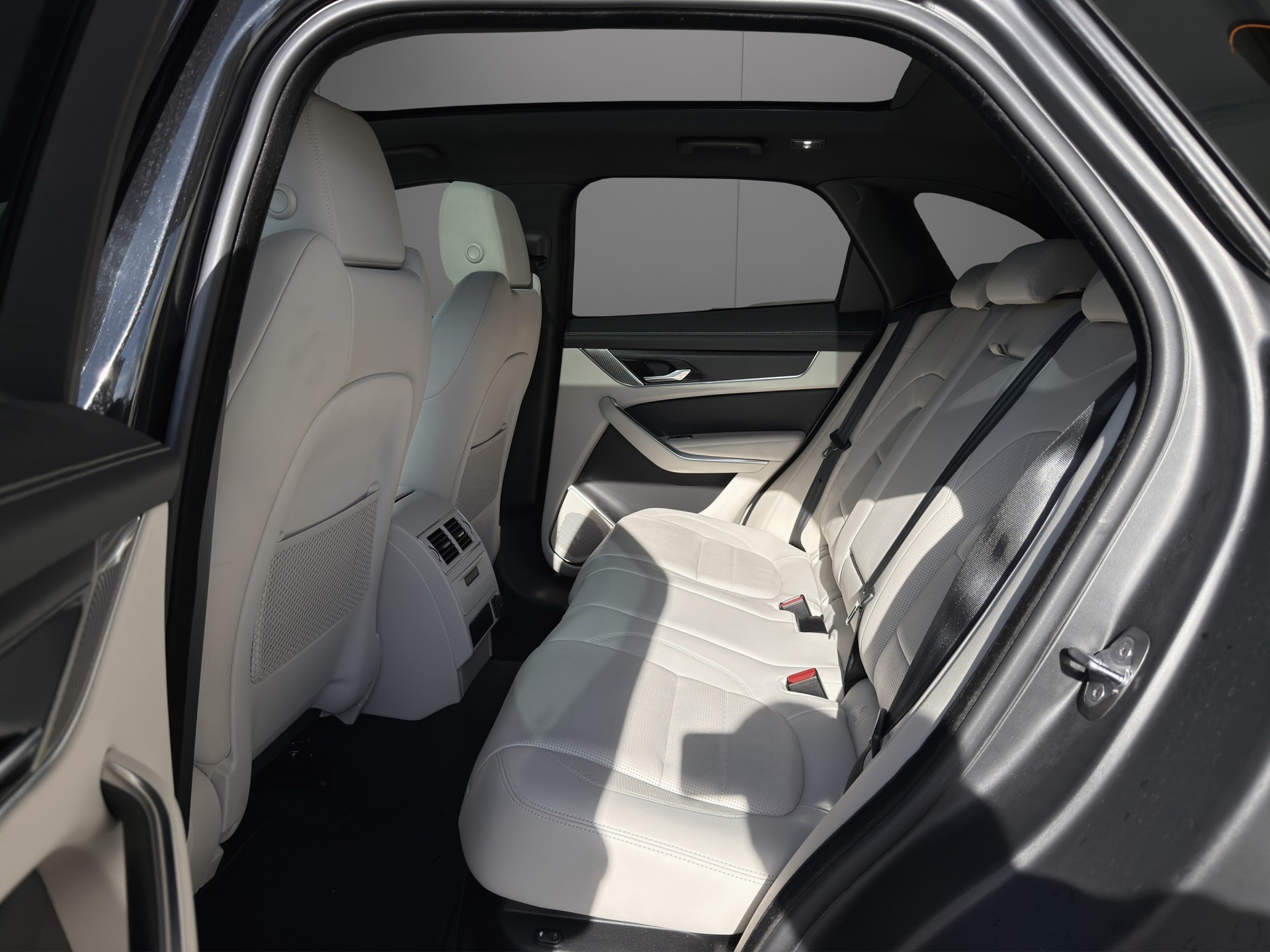 JAGUAR F-Pace 2.0 D200 R-Dynamic MHEV S AWD-image-8