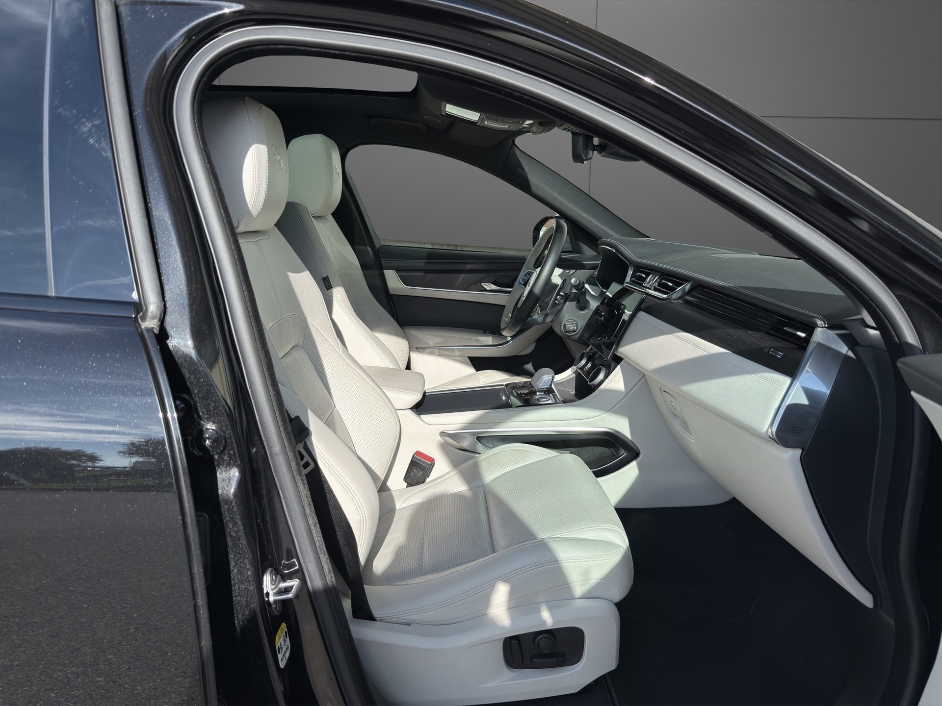 JAGUAR F-Pace 2.0 D200 R-Dynamic MHEV S AWD-image-10