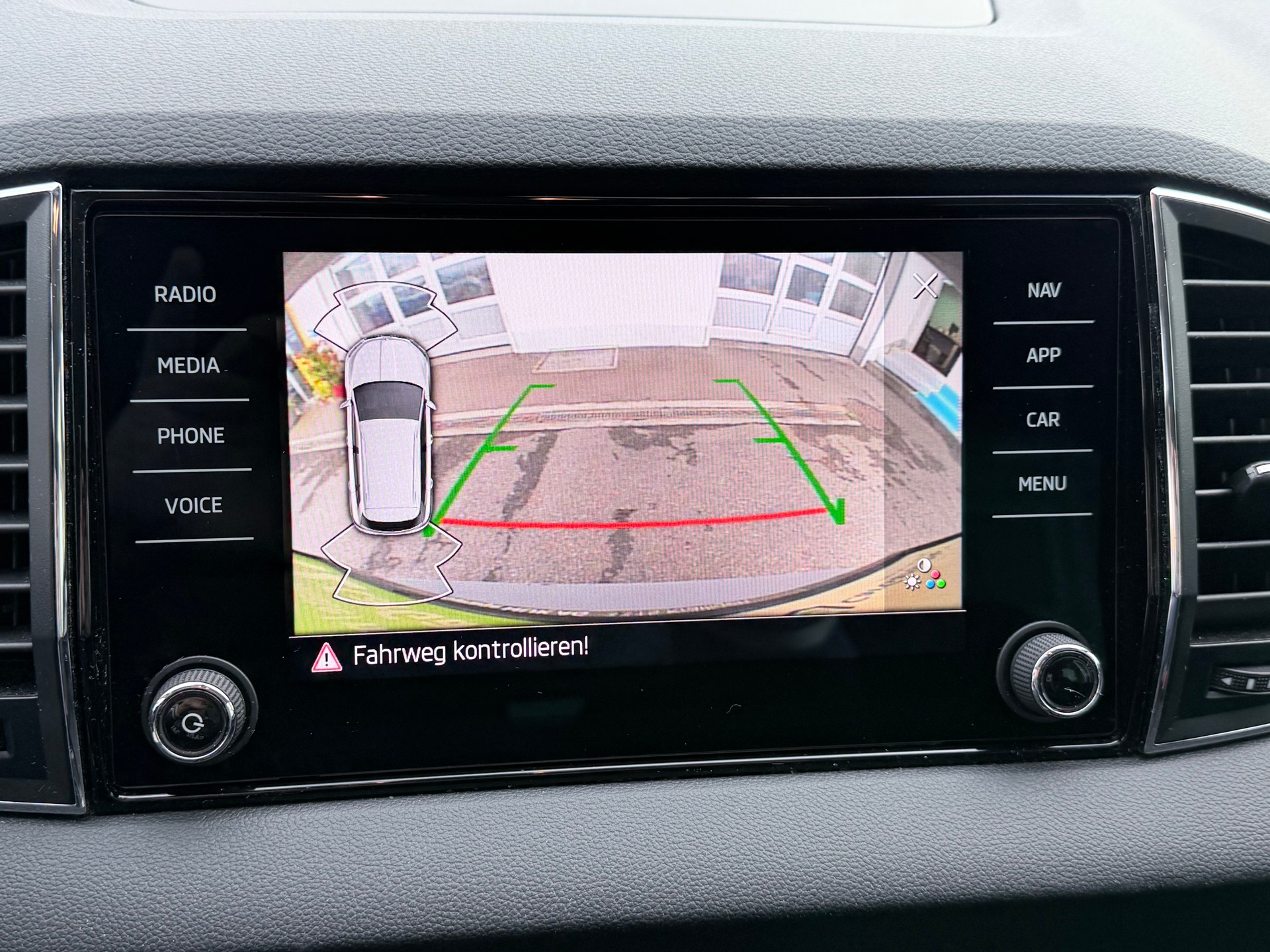 SKODA Karoq 1.5 TSI Ambition DSG+++ANHÄNGERKUPPLUNG 1500KG+++-image-8