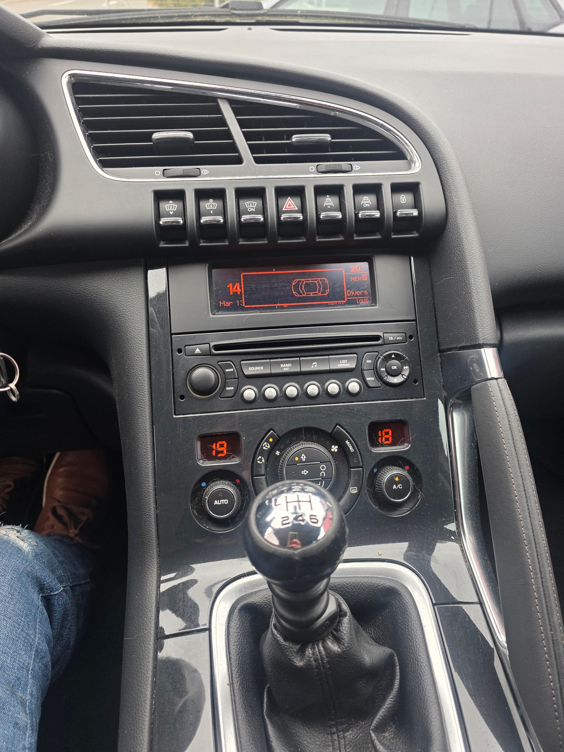 PEUGEOT 3008 2.0 HDI Platinum-image-9