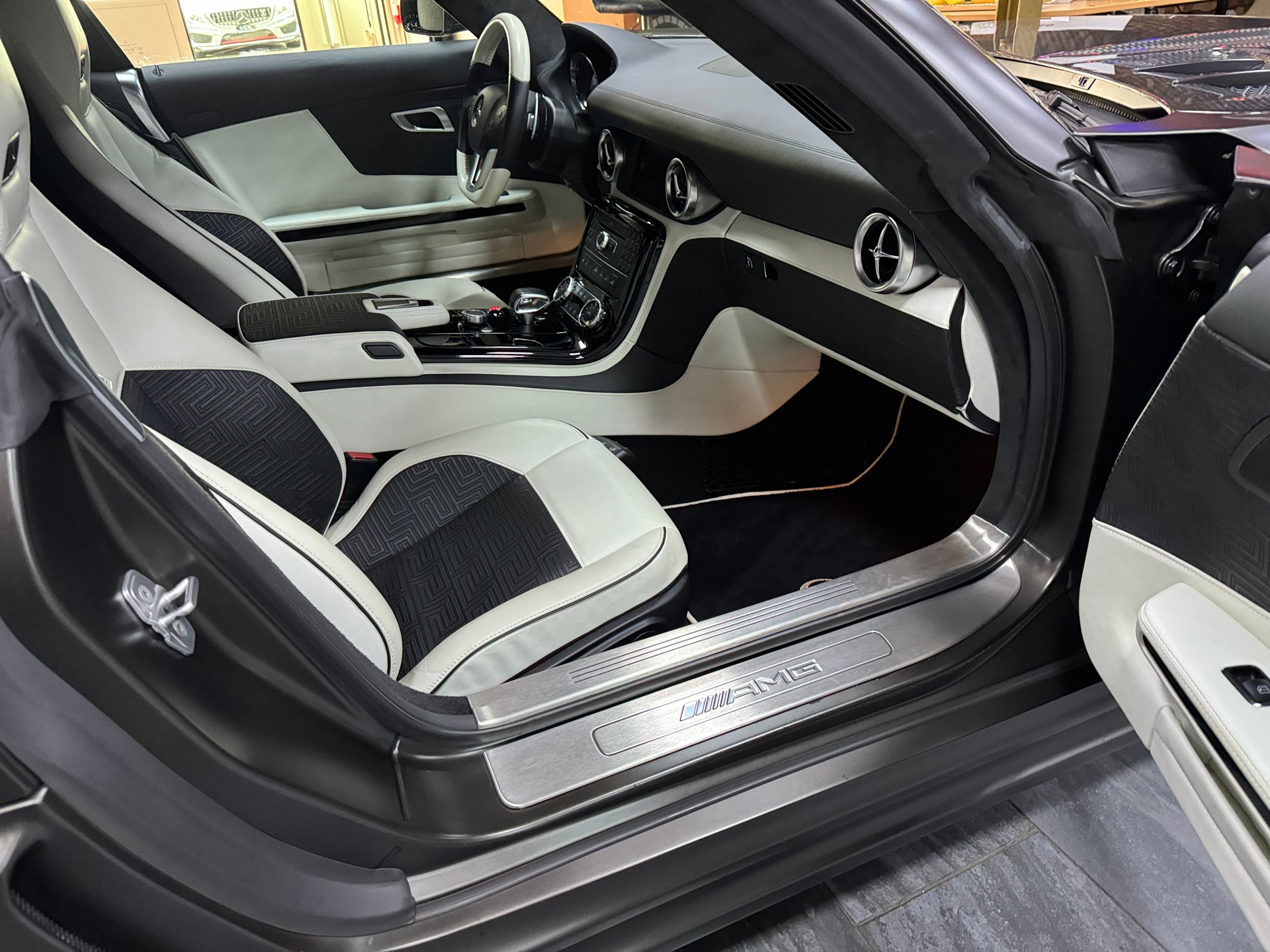 MERCEDES-BENZ SLS 63 AMG Speedshift-image-5