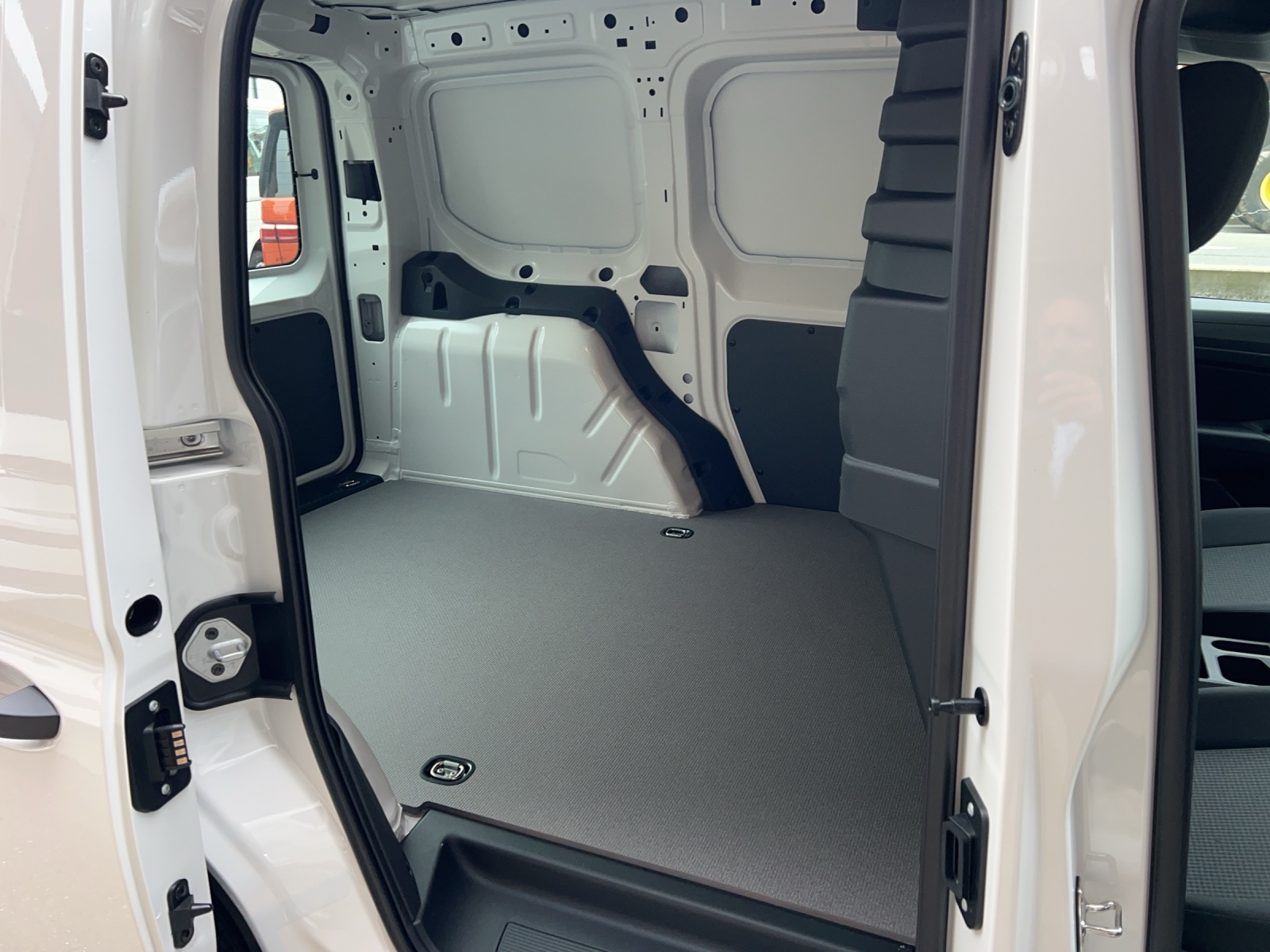 VW Caddy Cargo 1.5 TSI Entry-image-8