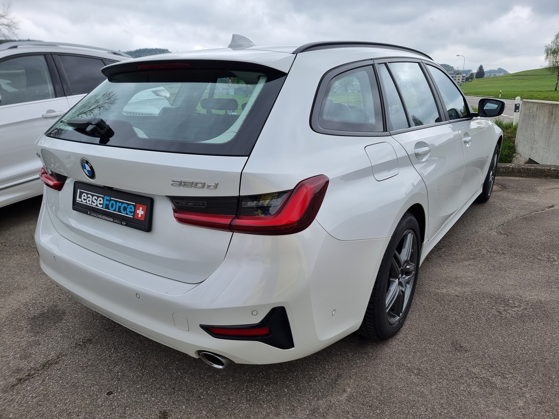BMW 320d xDrive 48V Touring Steptronic-image-11