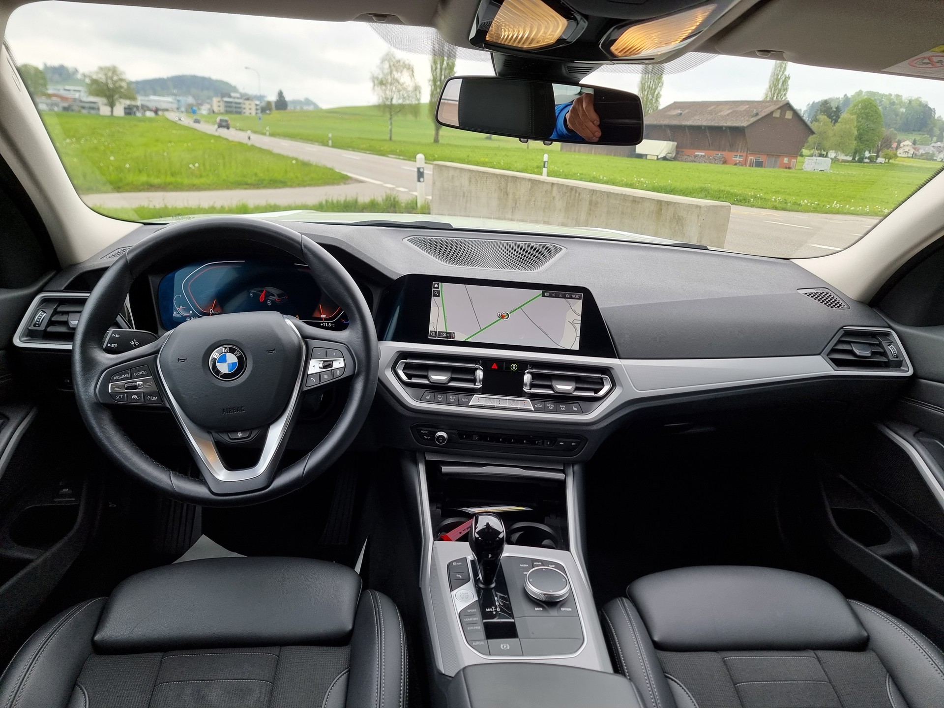 BMW 320d xDrive 48V Touring Steptronic-image-4