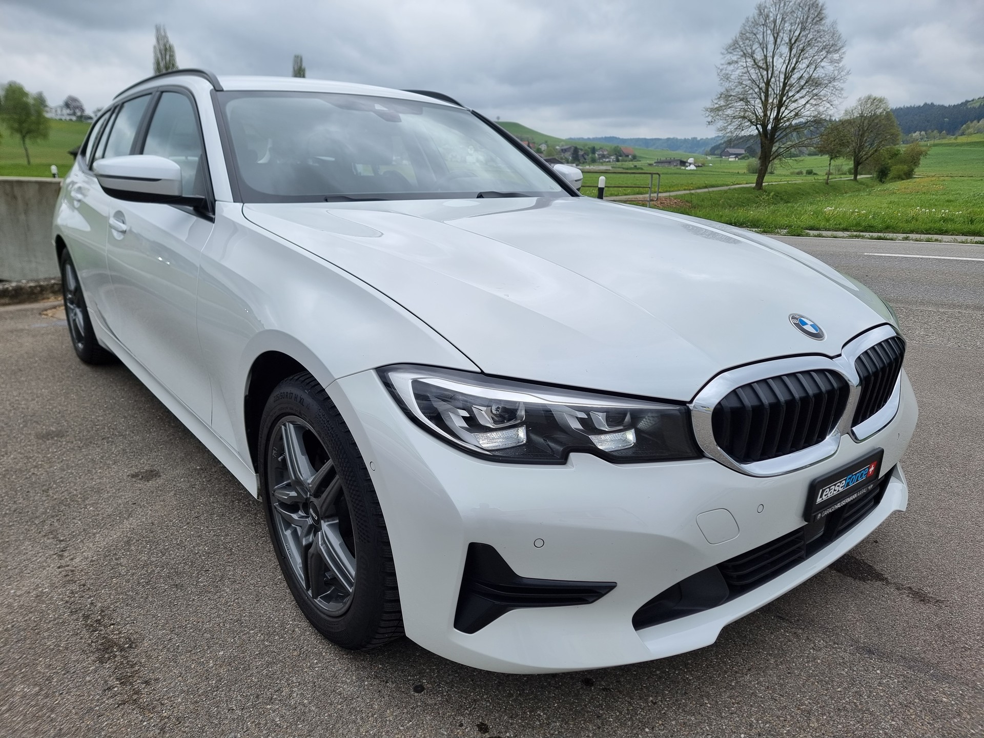BMW 320d xDrive 48V Touring Steptronic-image-0