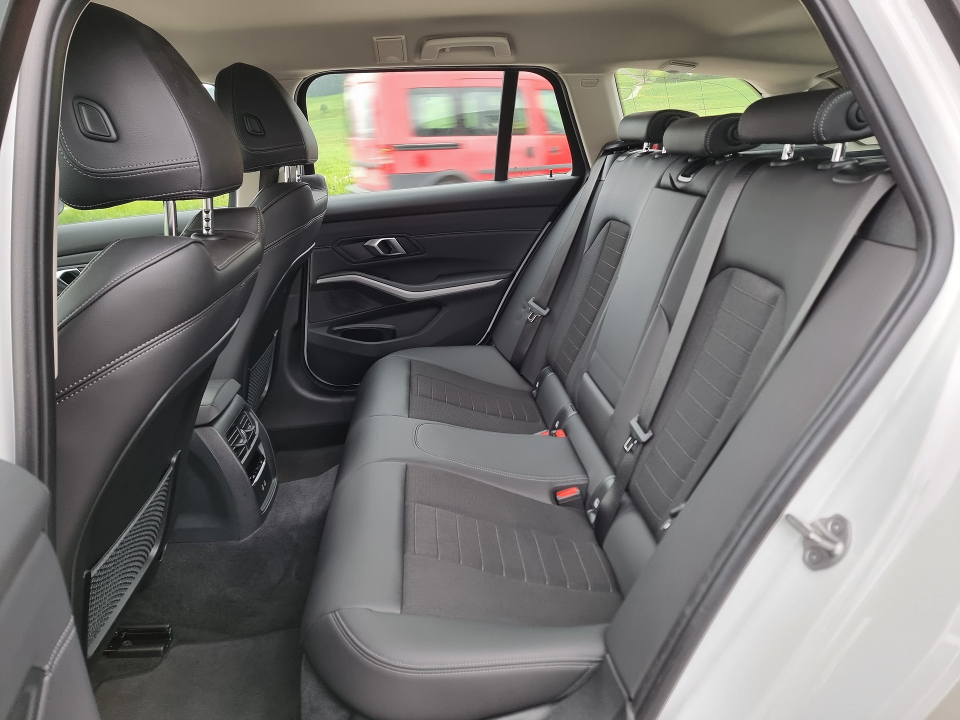 BMW 320d xDrive 48V Touring Steptronic-image-8