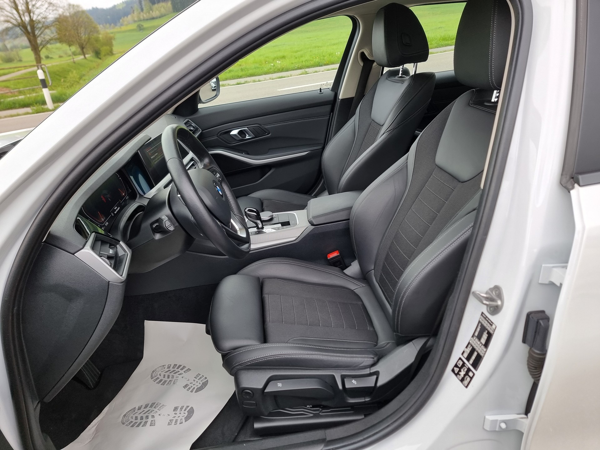 BMW 320d xDrive 48V Touring Steptronic-image-7