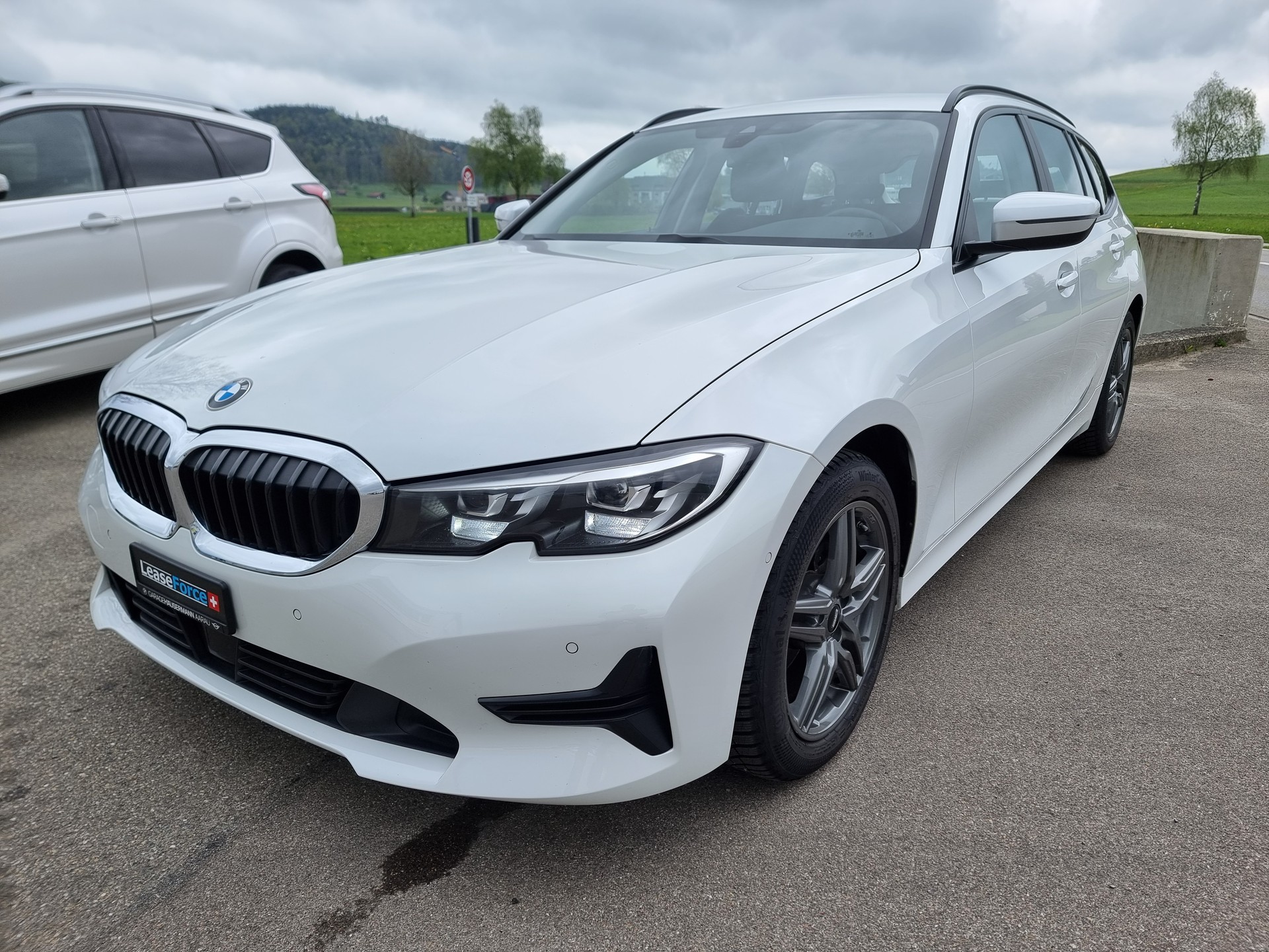 BMW 320d xDrive 48V Touring Steptronic-image-2