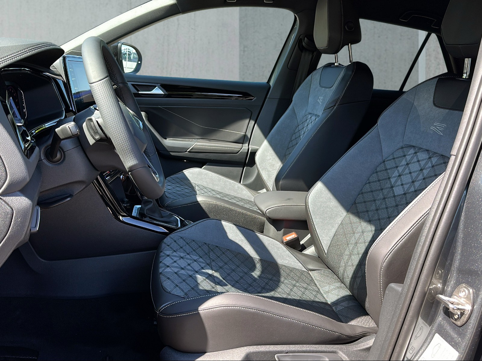 VW T-Roc 2.0 TSI R-Line DSG 4Motion-image-8