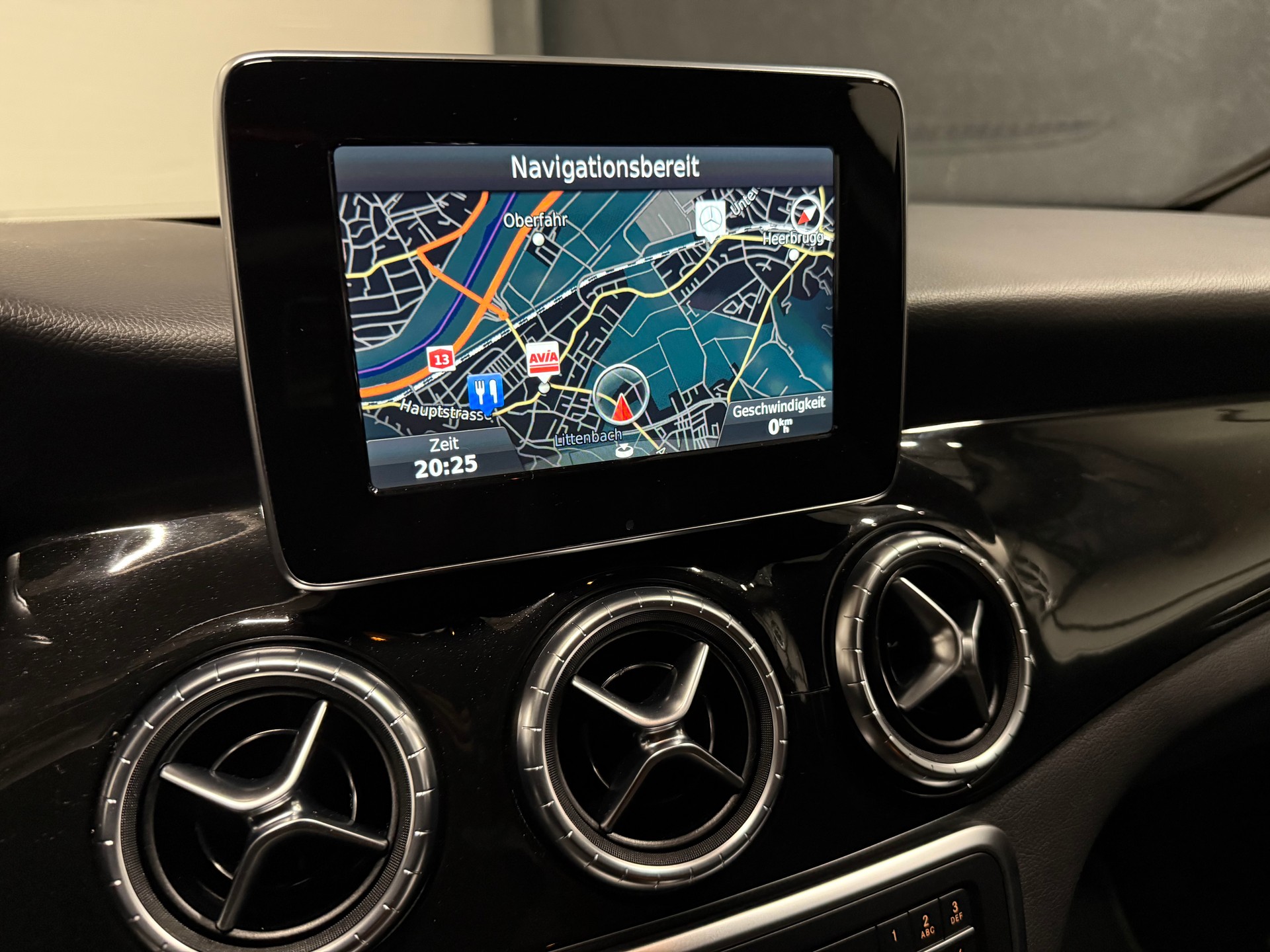 MERCEDES-BENZ CLA 200 d Urban 4 matic-image-9