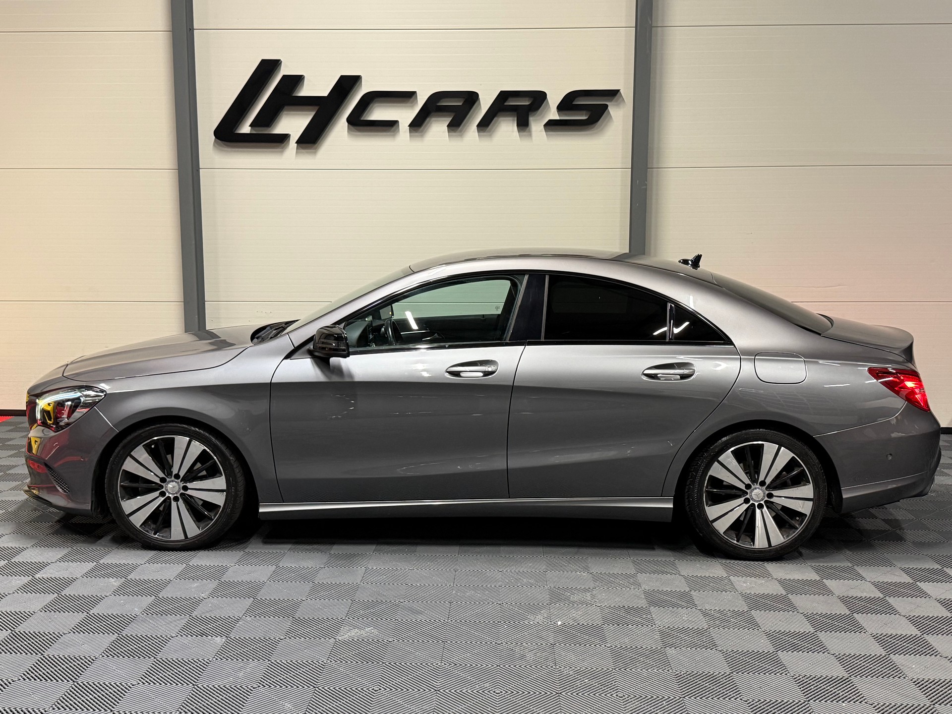 MERCEDES-BENZ CLA 200 d Urban 4 matic-image-1