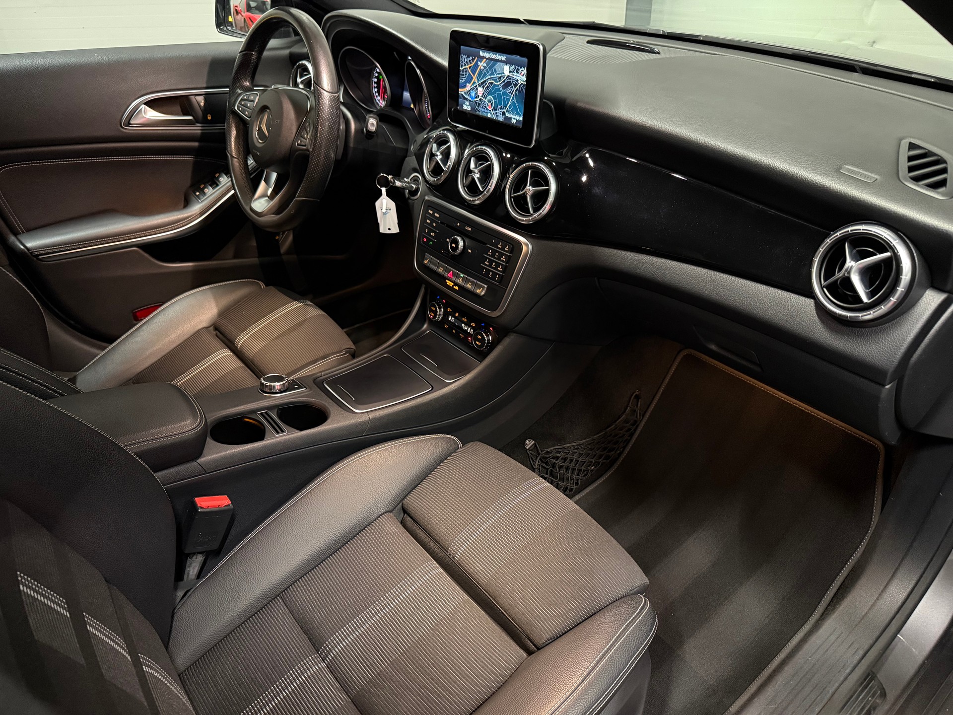MERCEDES-BENZ CLA 200 d Urban 4 matic-image-12