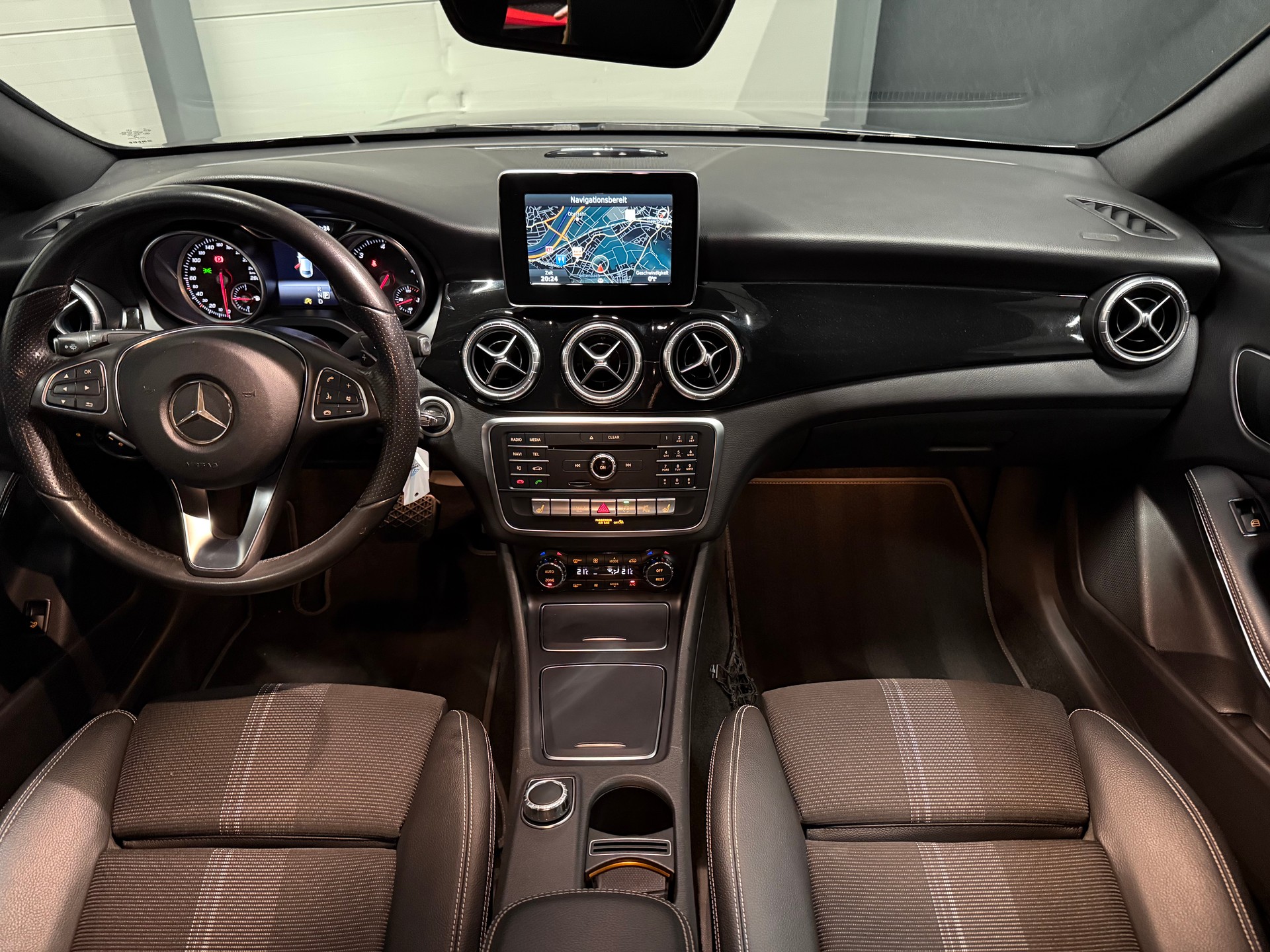 MERCEDES-BENZ CLA 200 d Urban 4 matic-image-6