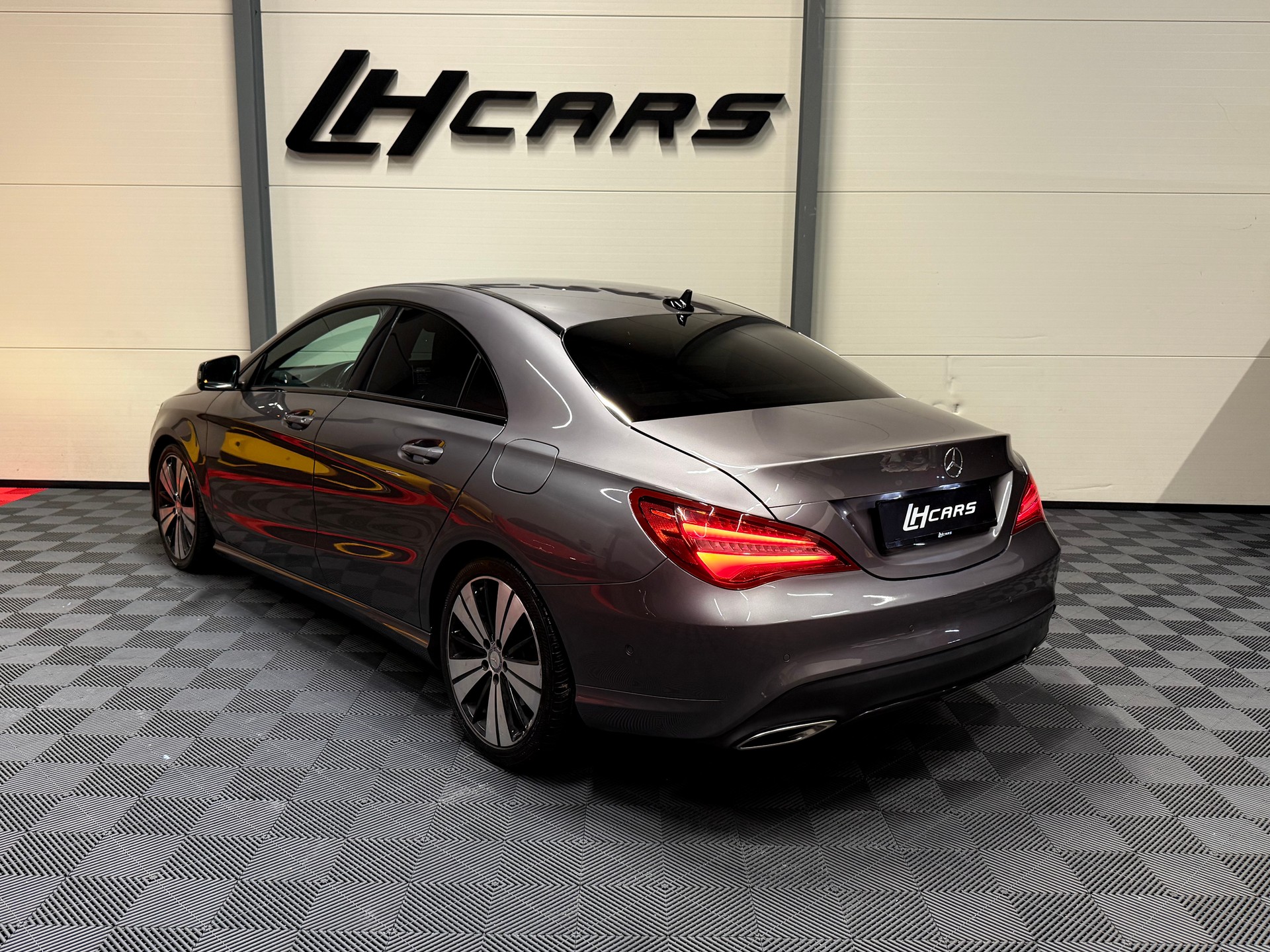 MERCEDES-BENZ CLA 200 d Urban 4 matic-image-2