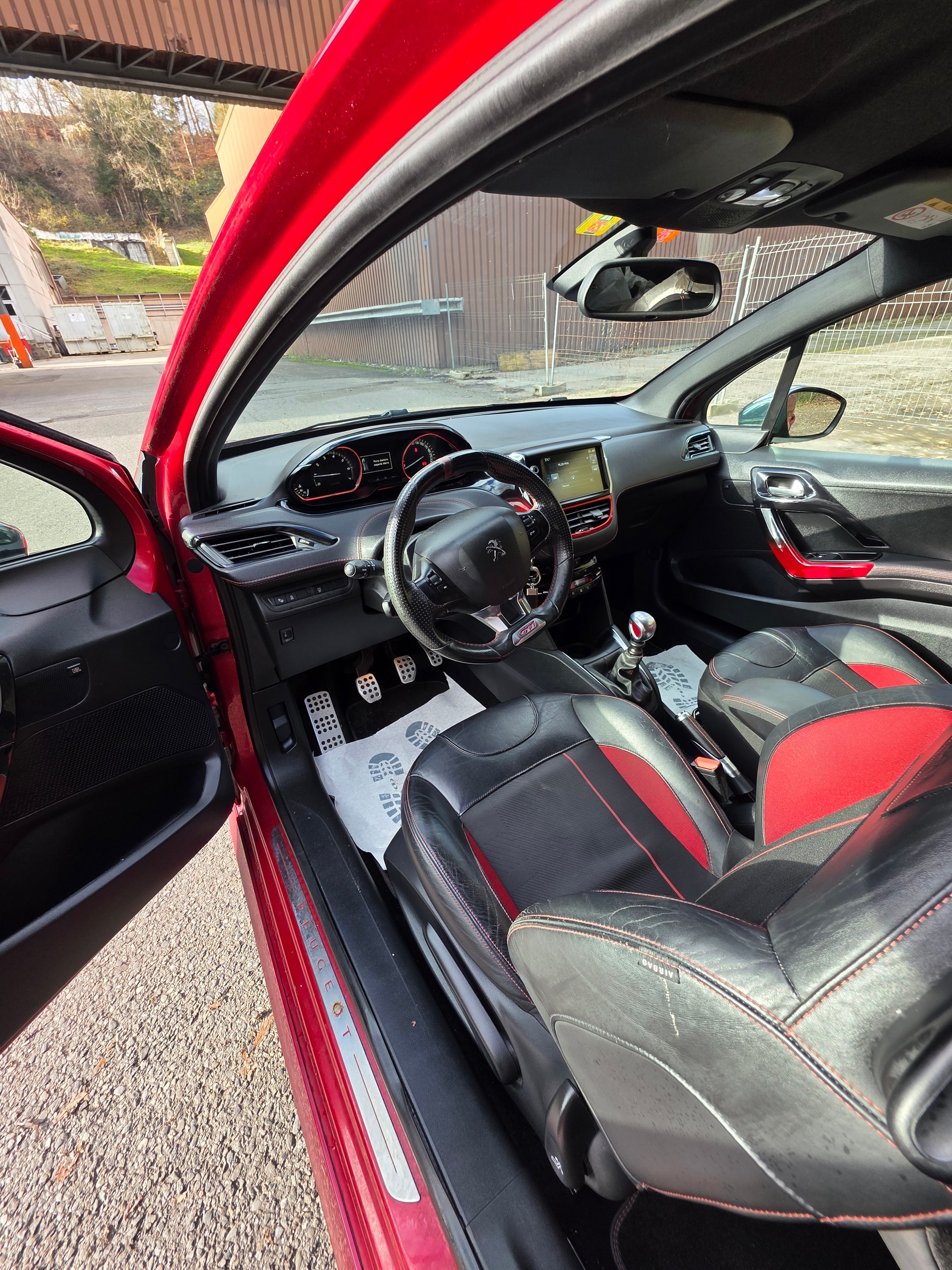 PEUGEOT 208 1.6 Turbo GTi-image-6