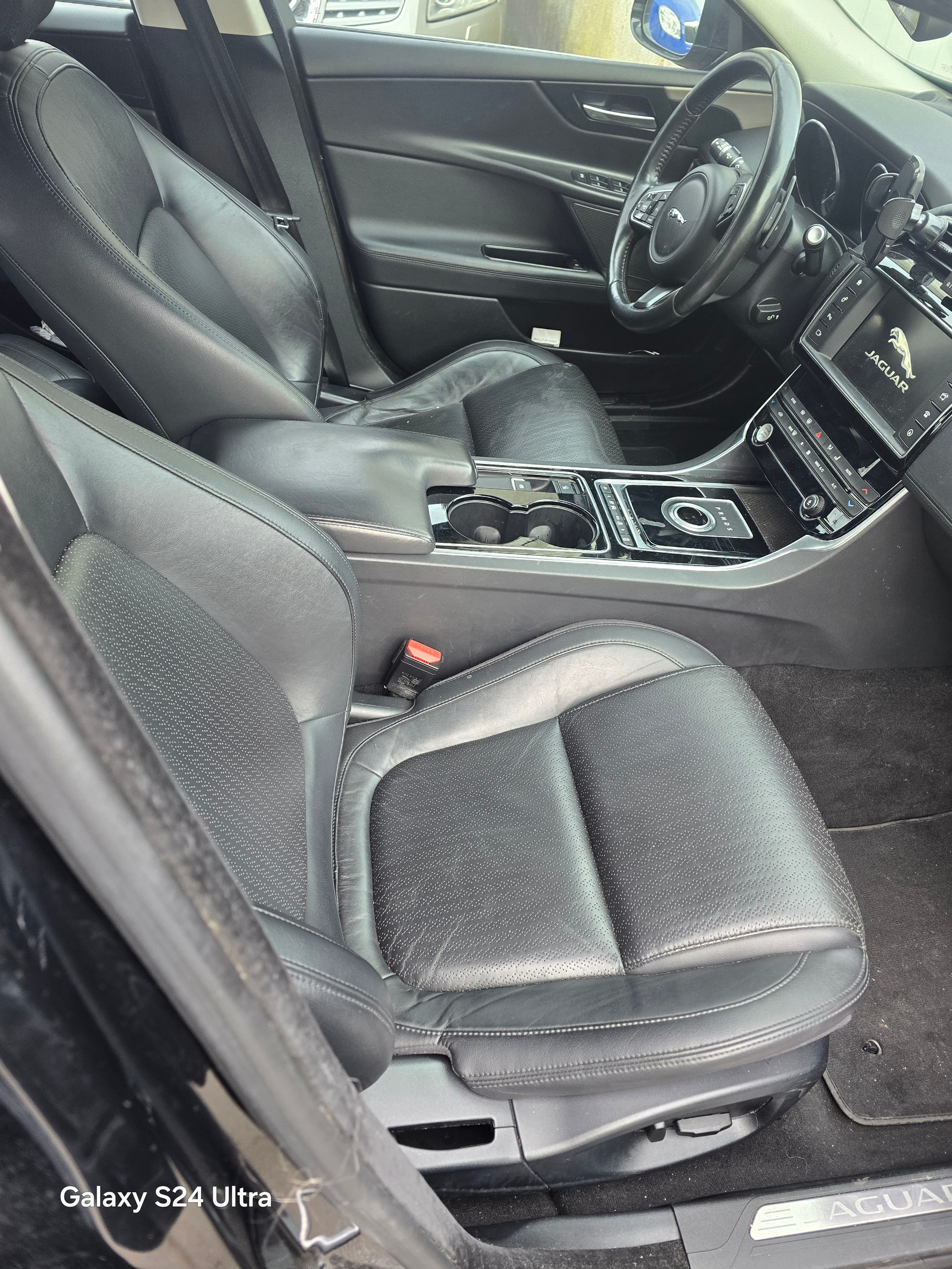 JAGUAR XE E-Performance 20d R-Sport Automatic-image-11