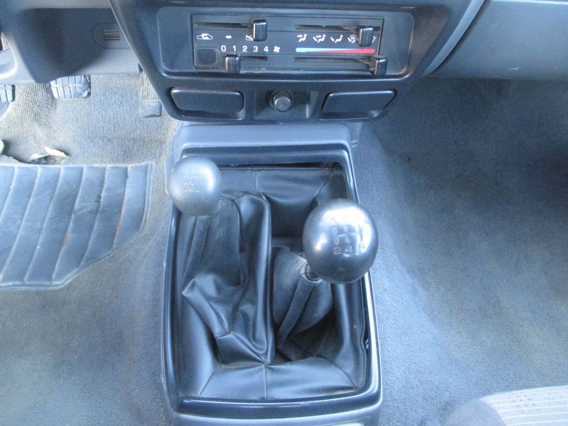NISSAN NP300 4x4 King Cab-image-11