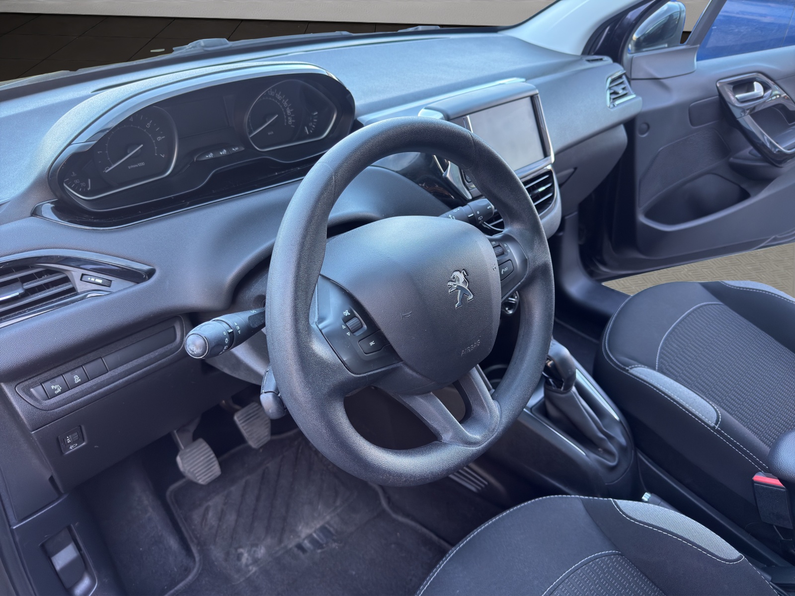 PEUGEOT 208 1.2 PureTech Style-image-12
