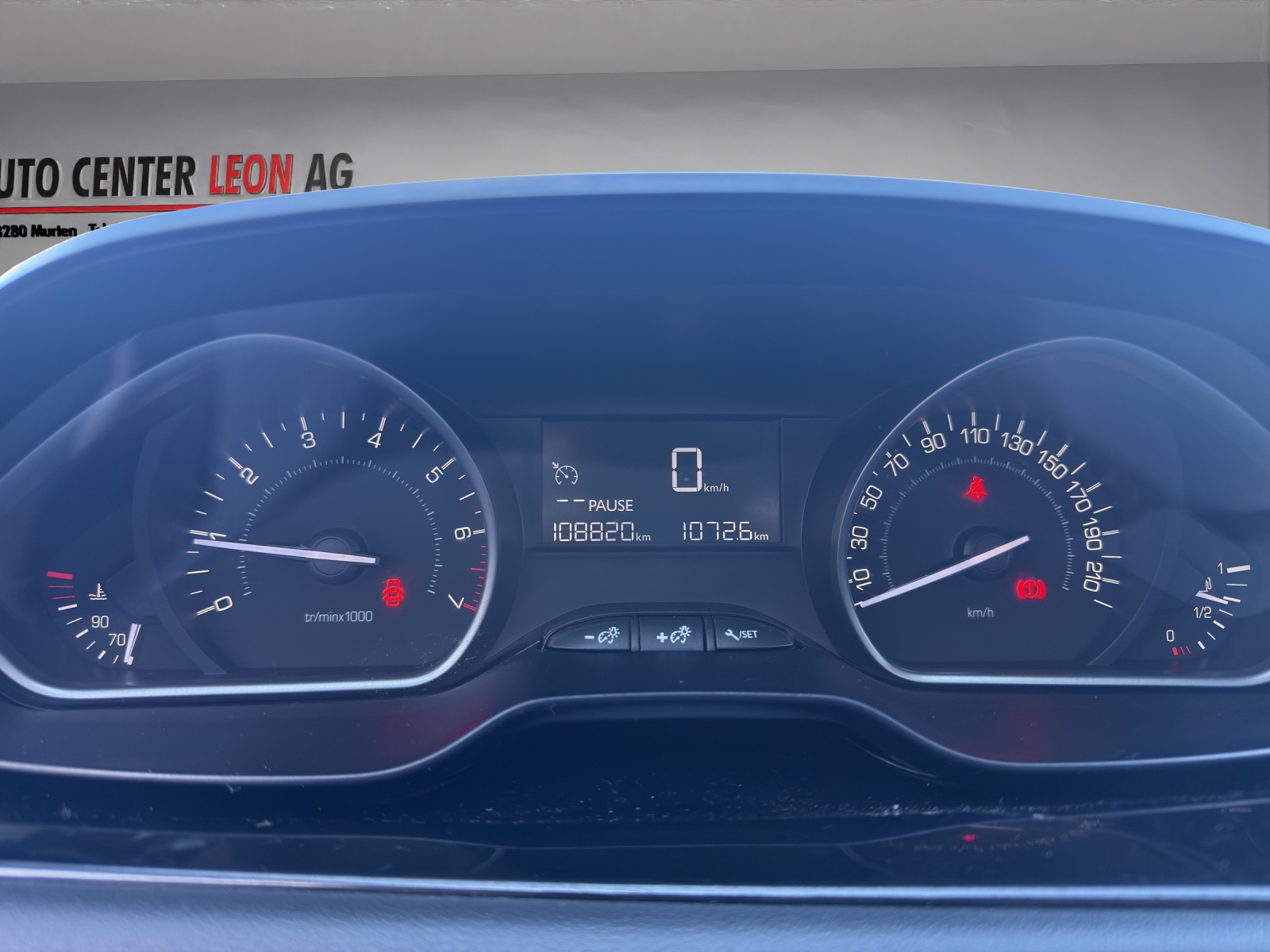 PEUGEOT 208 1.2 PureTech Style-image-15