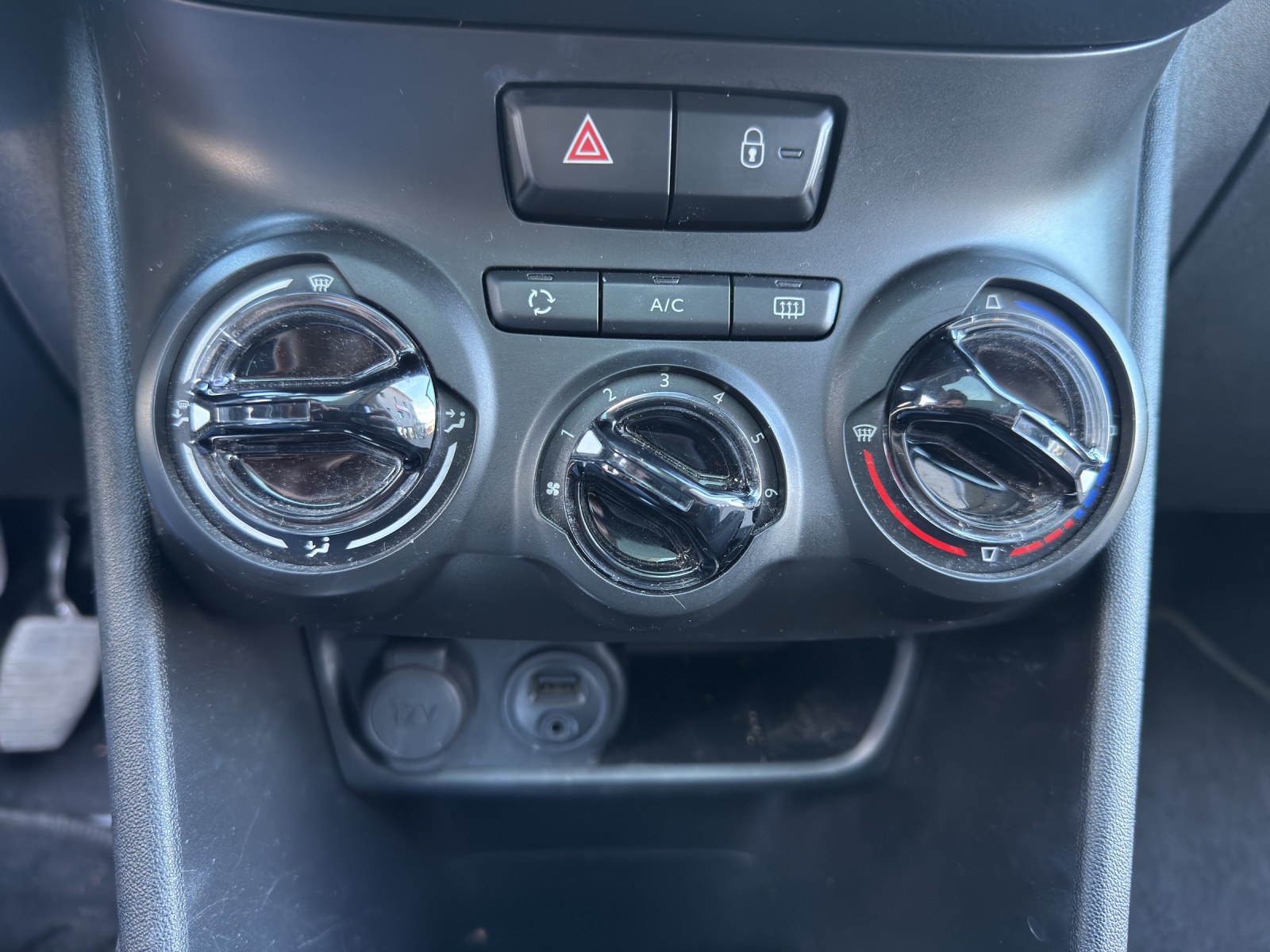 PEUGEOT 208 1.2 PureTech Style-image-16