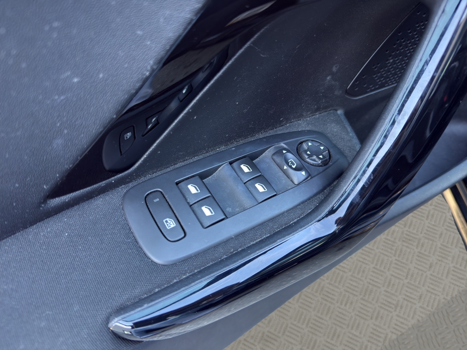 PEUGEOT 208 1.2 PureTech Style-image-13