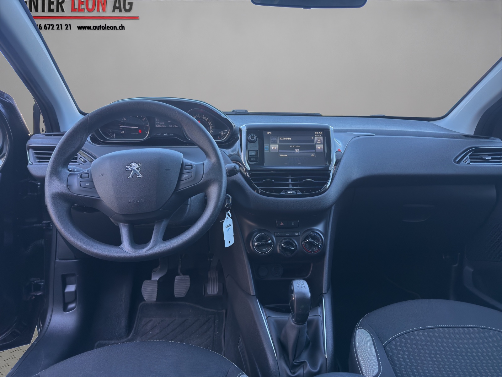 PEUGEOT 208 1.2 PureTech Style-image-19