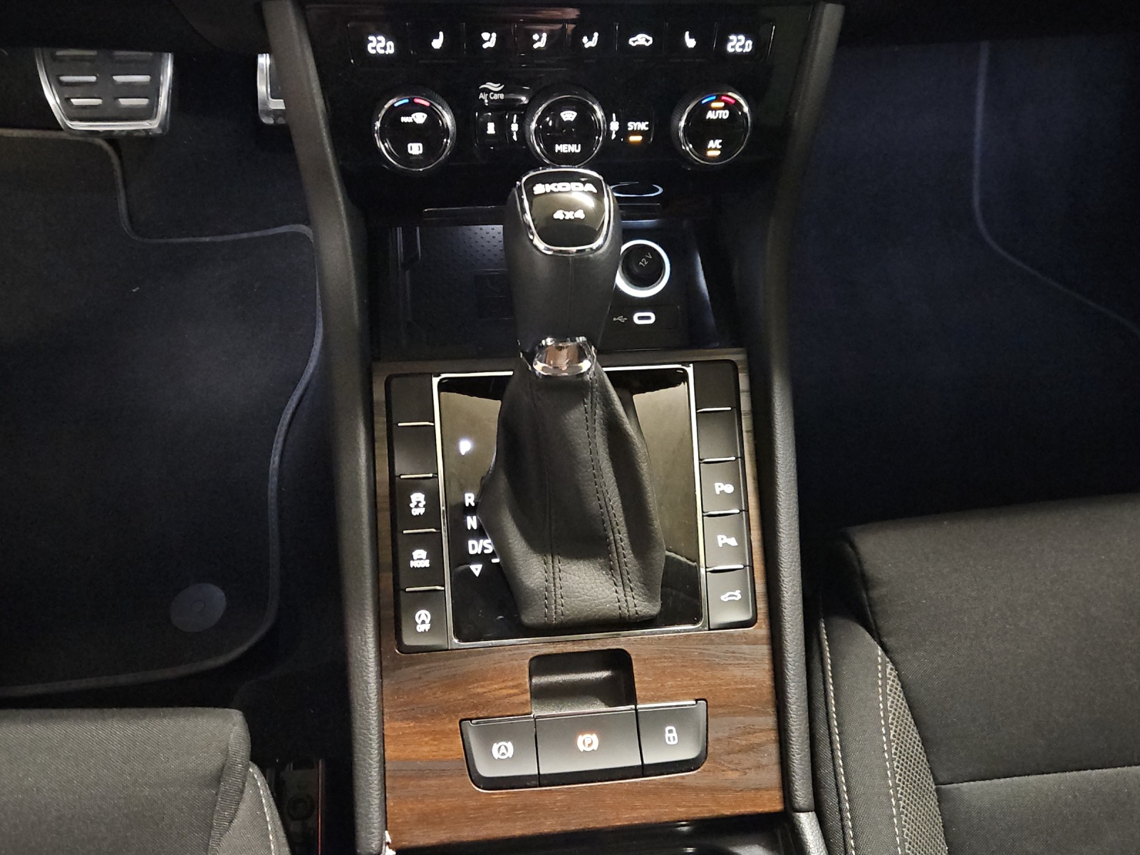 SKODA Superb 2.0 TDi Scout 4x4 DSG-image-20