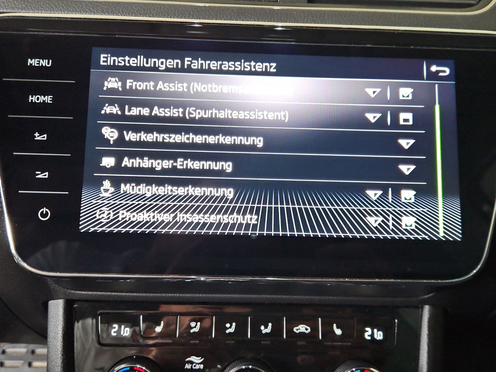 SKODA Superb 2.0 TDi Scout 4x4 DSG-image-17