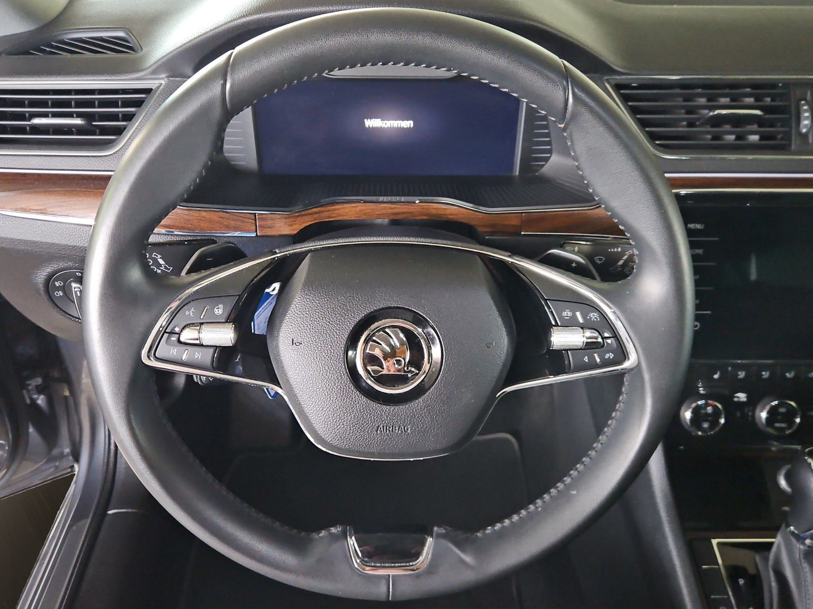 SKODA Superb 2.0 TDi Scout 4x4 DSG-image-10